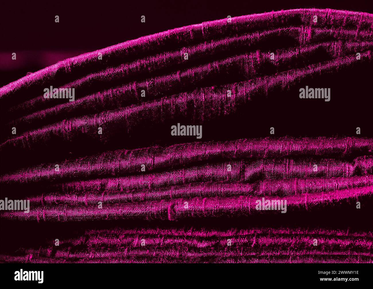 Vista ravvicinata con motivo in tessuto rosso, sfondo del materiale tessile Foto Stock