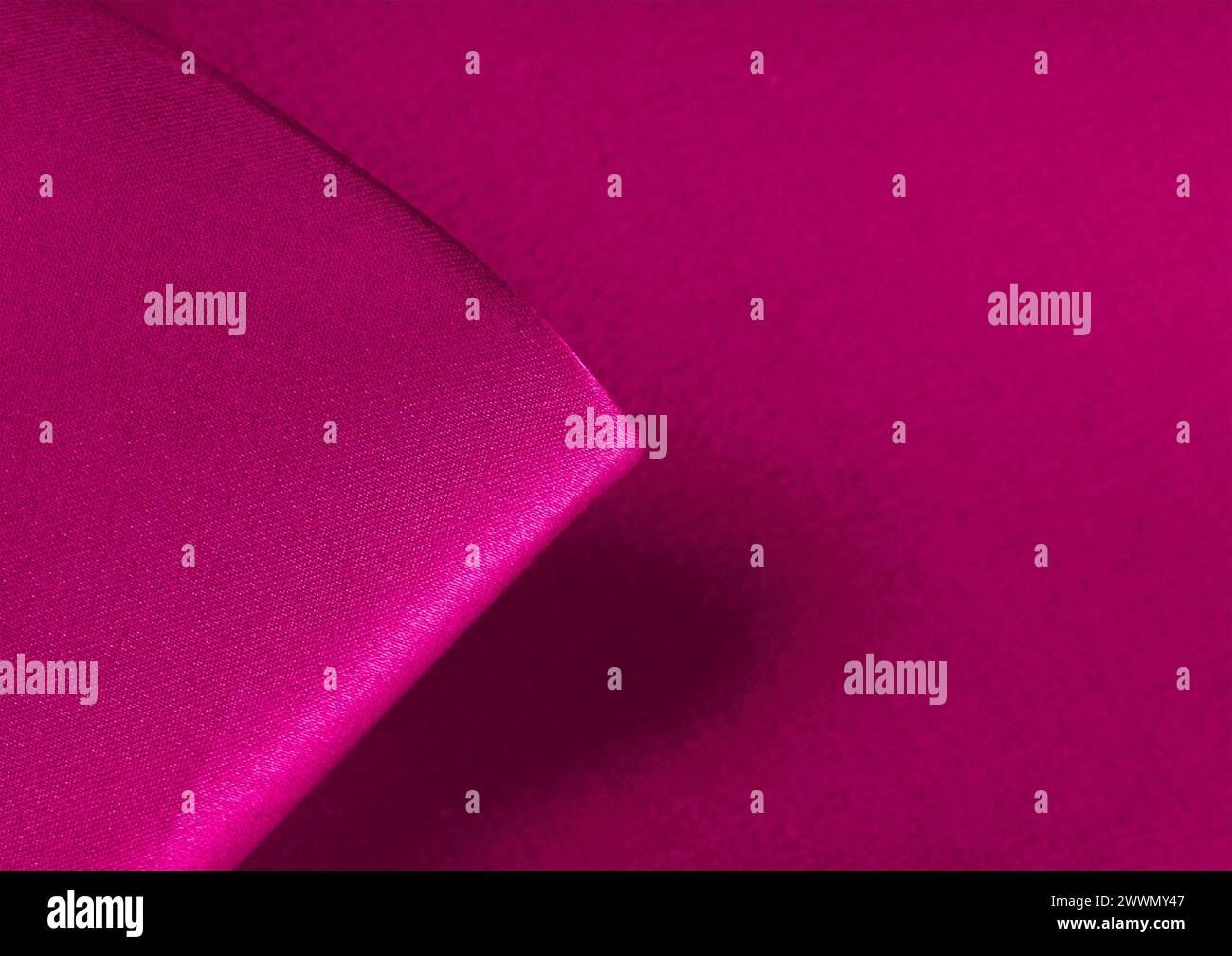 Vista ravvicinata con motivo in tessuto rosso, sfondo del materiale tessile Foto Stock