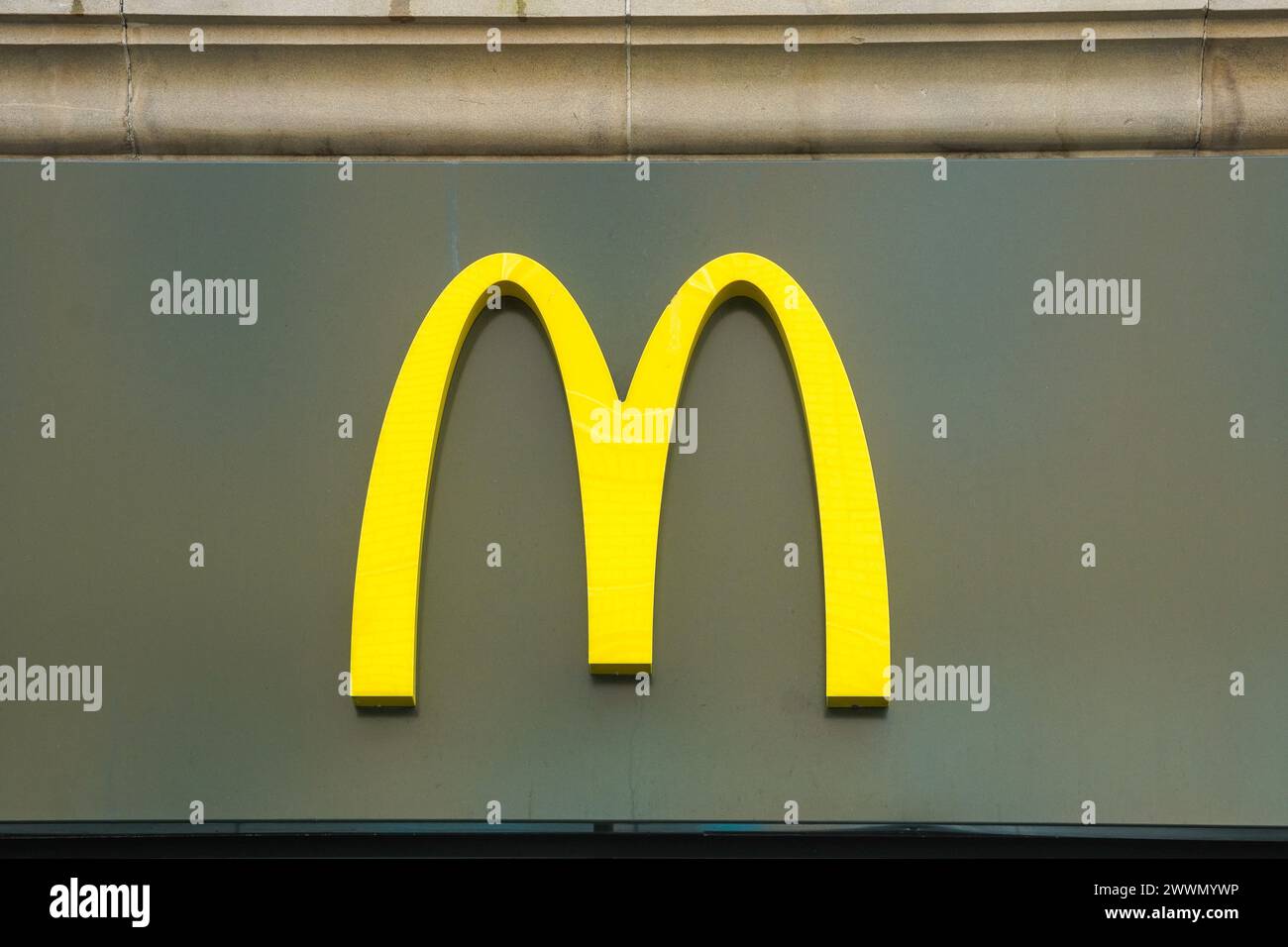 Golden Arches, il logo protetto da copyright della catena internazionale di fast food, il McDonalds Burger outlet. Montato su una parete sopra una presa a Glasgow, Foto Stock