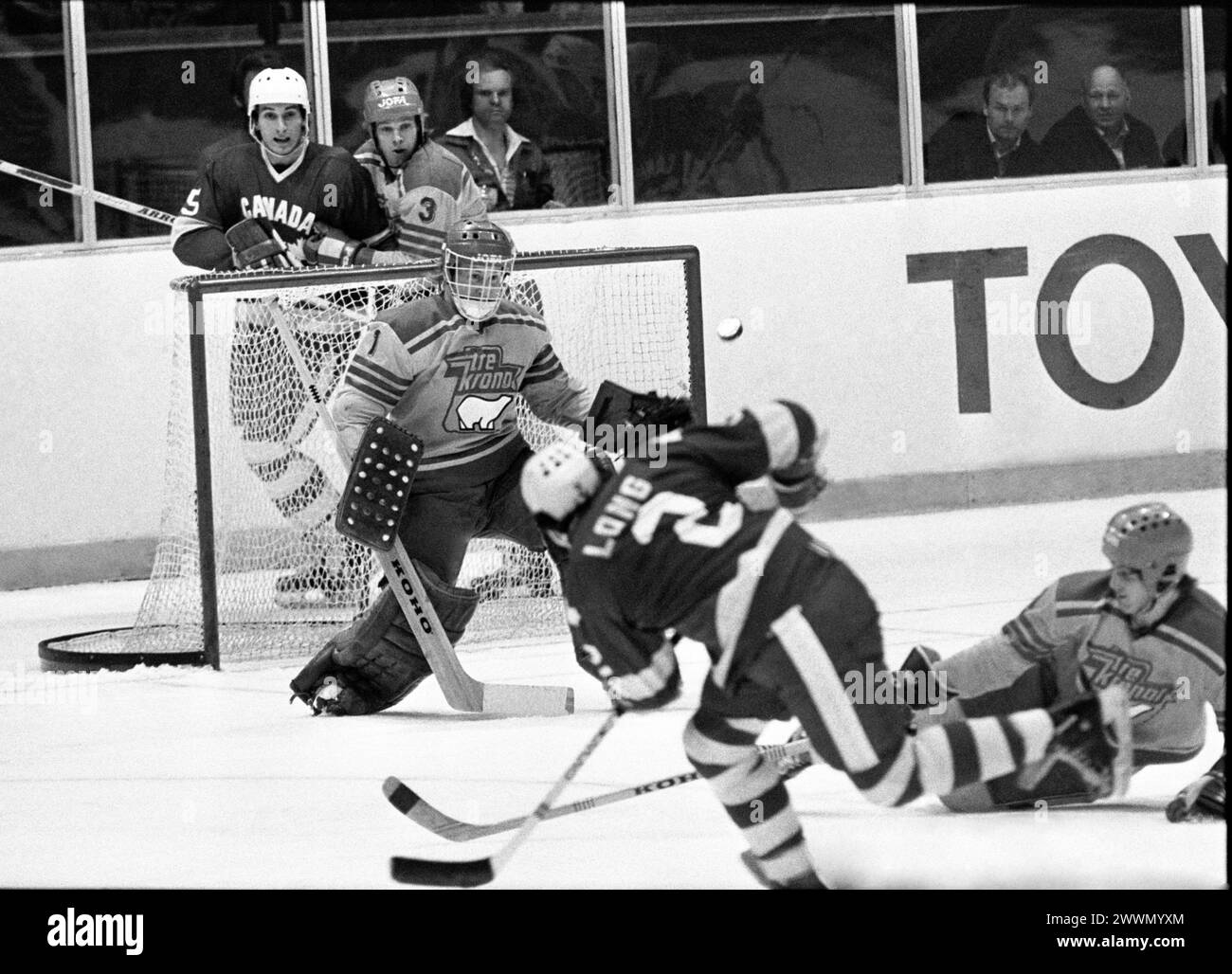 Campionato del mondo Svezia-Canada 1981.Barry Long tira contro Peter Pekka Lindmark in gol svedese, Anders Eldebrink seduto è sorpassato e Peter Helander si prende cura di John Ogridnick Foto Stock