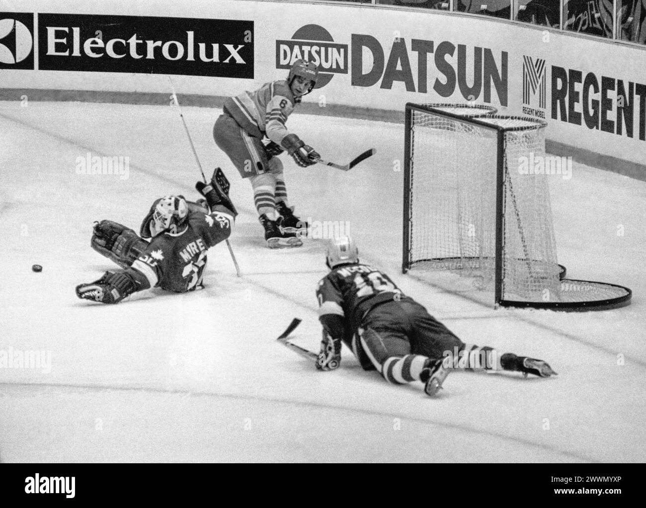 Campionato del mondo SVEZIA-CANADA di hockey su ghiaccio in Svezia 1981.il tiro del Bengt-Åke Gustafssons svedese viene salvato da Phillippe Myre in Canada goal e Bale McCourt viene battuto. Foto Stock