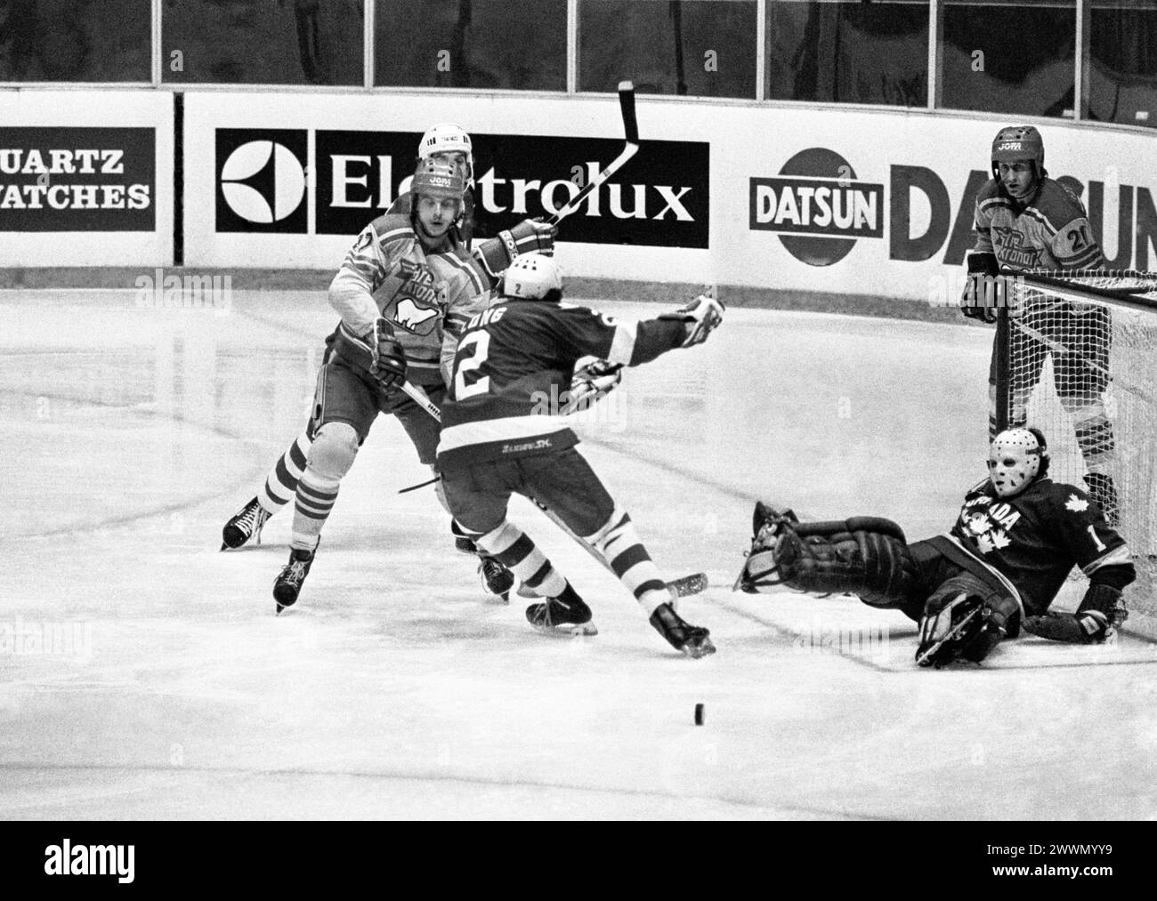 Campionato del mondo SVEZIA-CANADA di hockey su ghiaccio in Svezia 1981.il portiere canadese Phillippe Myre ha salvato un tiro svedese da Anders Håkansson che viene attaccato da Berry Long Foto Stock