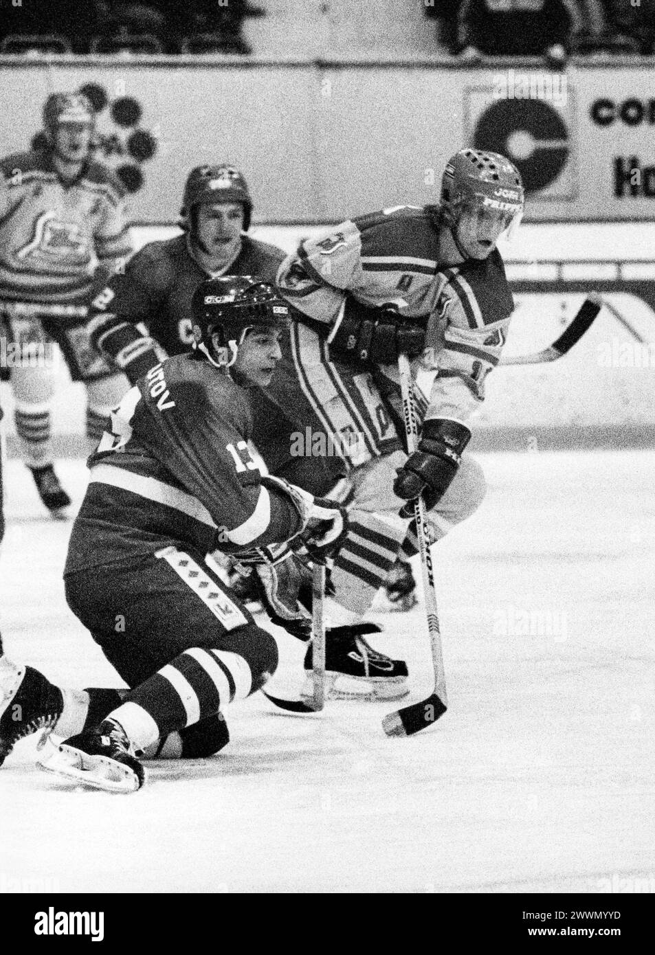 MICHAEL HJÄLM hockey su ghiaccio Svezia nella partita nazionale contro sovietico a Stoccolma Andrei Chumutov in ginocchio Foto Stock