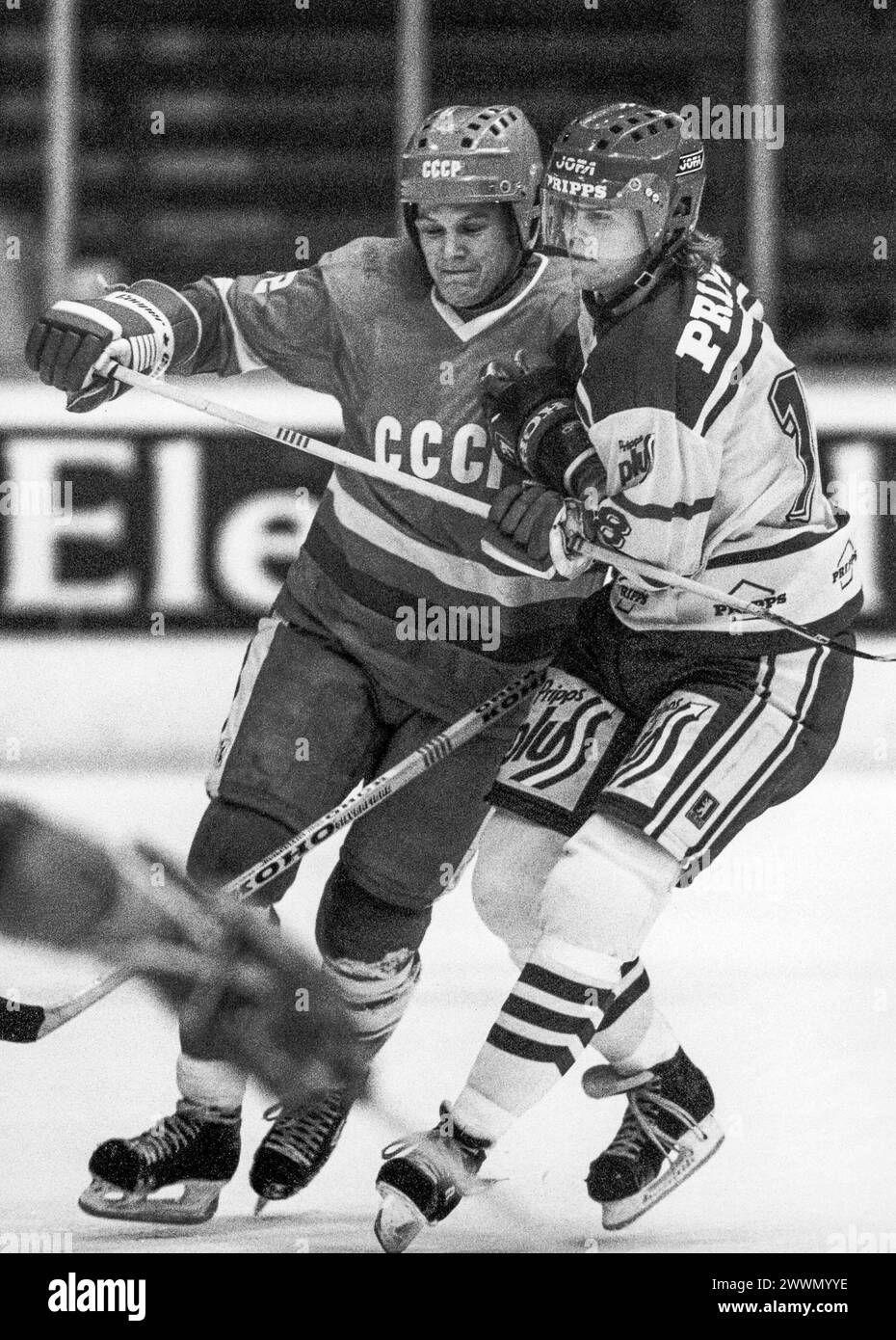 MICHAEL HJÄLM hockey su ghiaccio Svezia contro sovietico a Stoccolma Sergei Nemchinov nelle partite nazionali Foto Stock