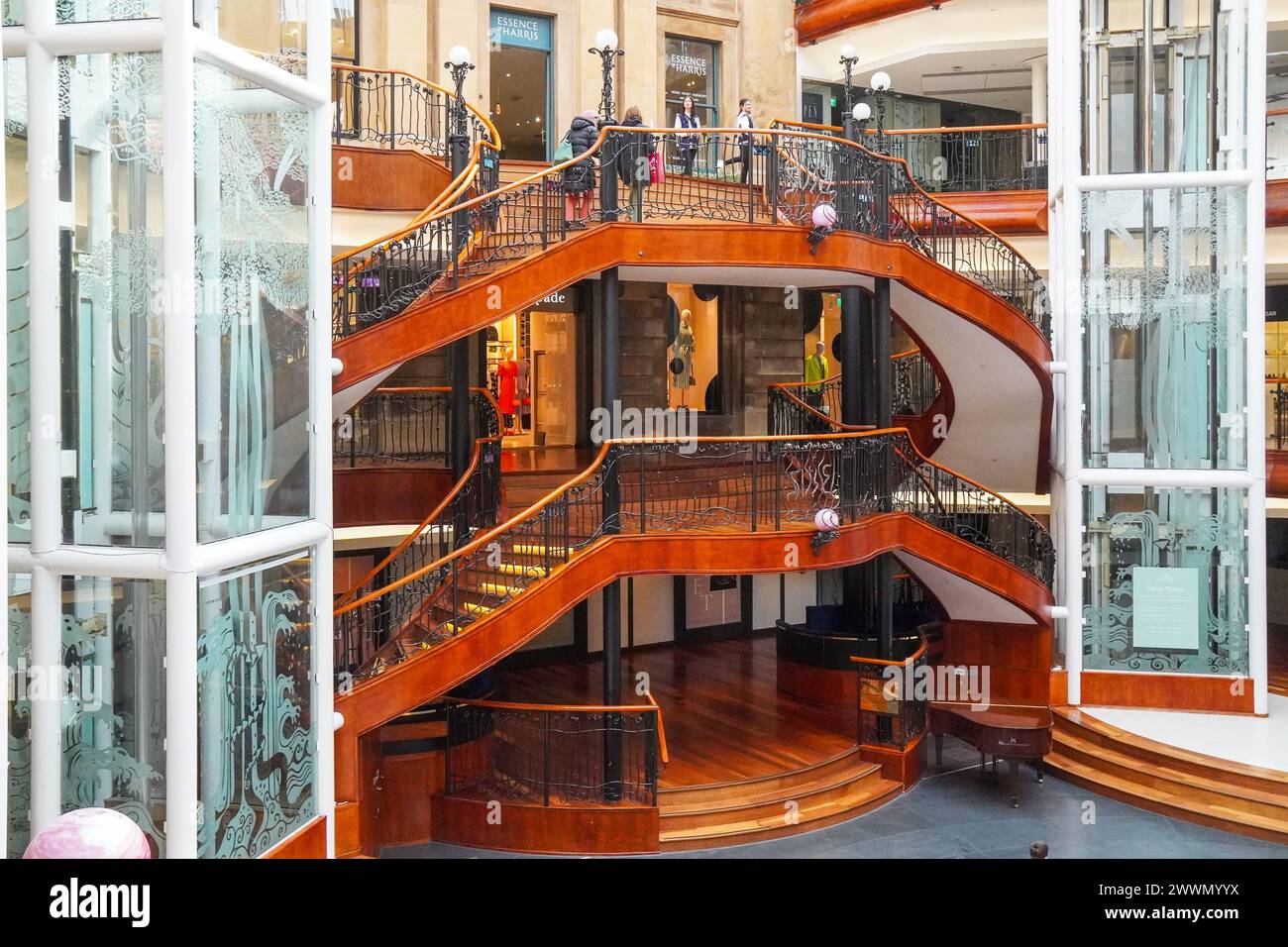 All'interno del centro commerciale Princes Square che mostra la sala dei ristoranti al piano terra e le scale mobili per le zone dello shopping, Glasgow, Scozia, Regno Unito Foto Stock