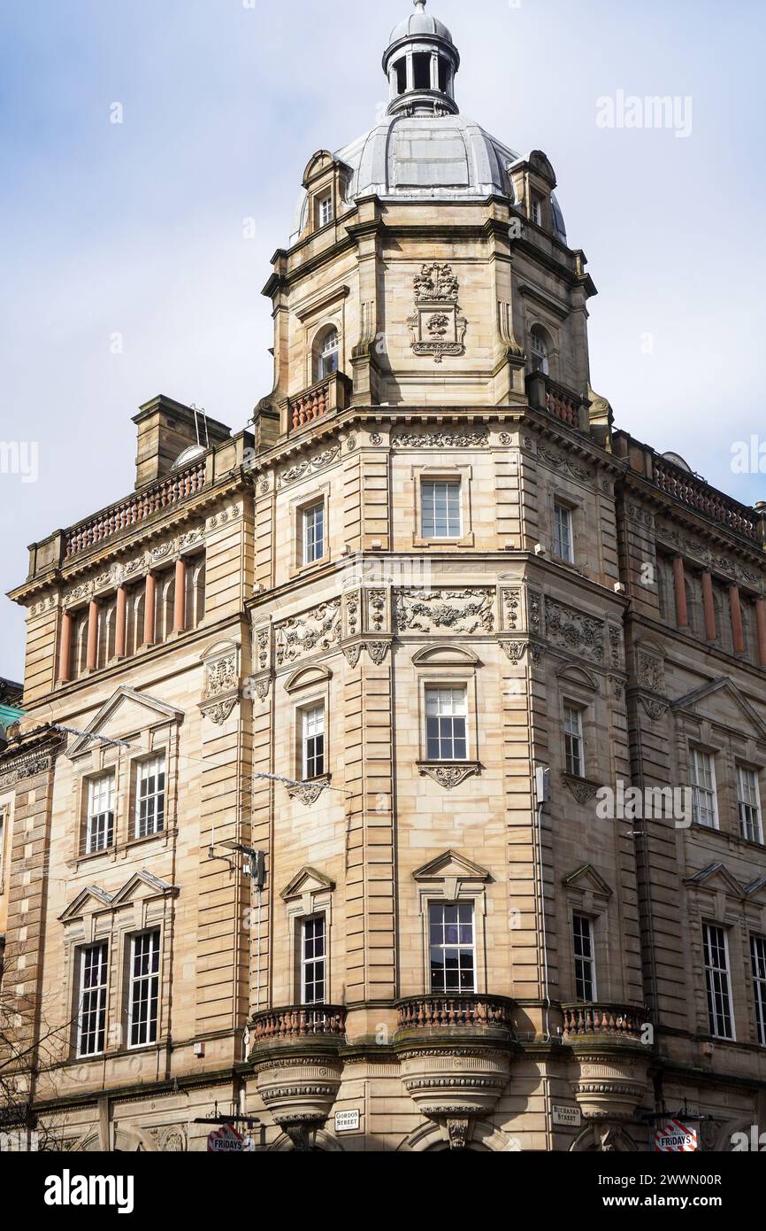 Dettaglio architettonico su Tontine House, ora utilizzato come sede di uffici al 2 Gordon Street, Glasgow, all'incrocio con Buchanan Street. Foto Stock