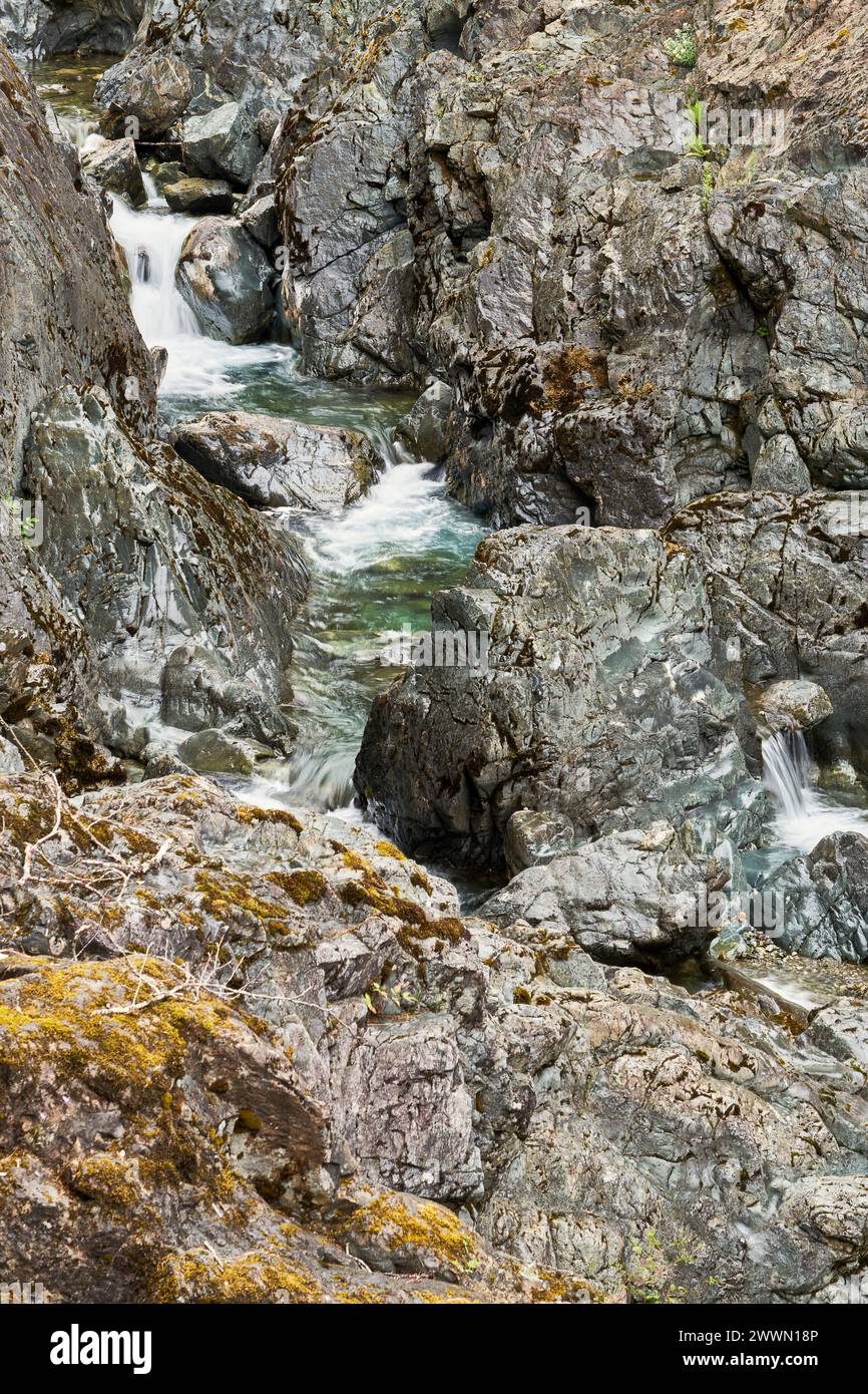 Acqua bianca del fiume che scorre attraverso le pareti ripide e colorate del canyon. Foto Stock