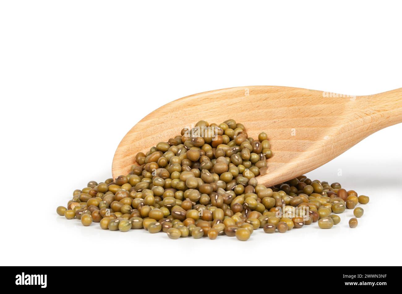 cucchiaio di legno con fagioli mung isolati su sfondo bianco da vicino Foto Stock