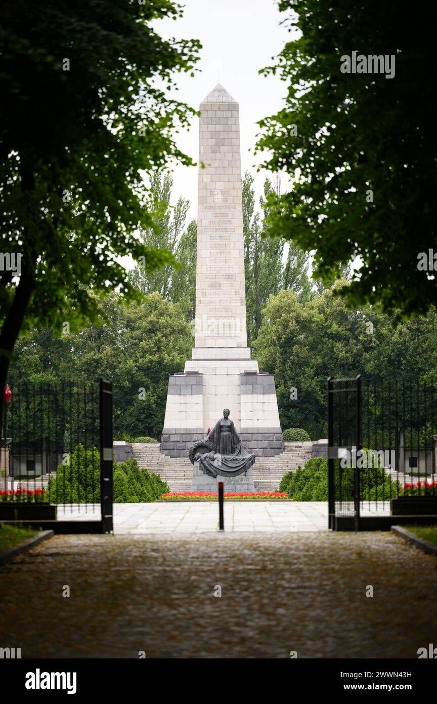 Berlino. Germania. Il Memoriale di guerra sovietico a Schönholzer Heide (Sowjetisches Ehrenmal in der Schönholzer Heide). Il cimitero è stato progettato da un gruppo Foto Stock