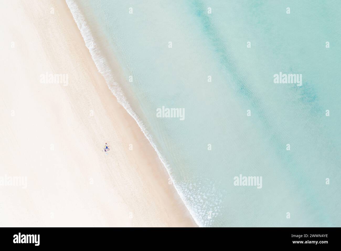 Paesaggio Vista aerea della spiaggia pastello con onde serene e atmosfera rilassante - perfetto per fughe costiere e vacanze di relax Foto Stock