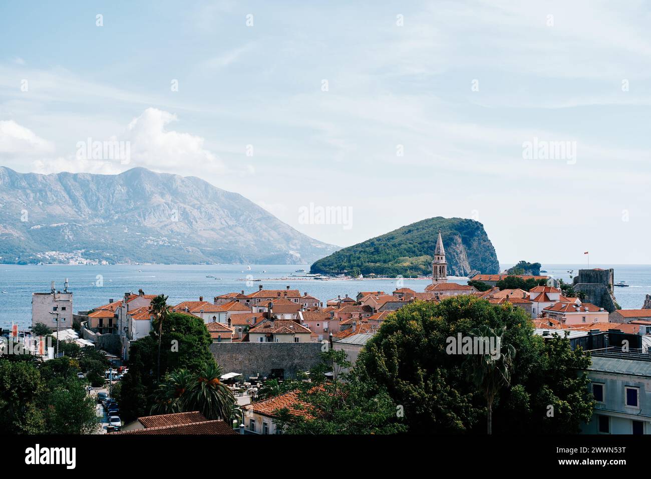 Città vecchia di Budva sulla riva del mare con l'isola di Sveti Nikola sullo sfondo. Montenegro Foto Stock