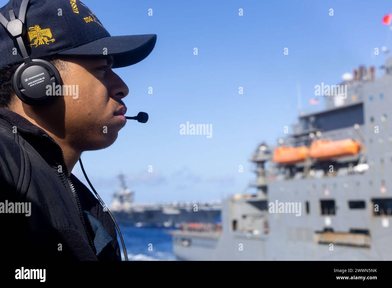 PACIFIC OCEAN (17 febbraio 2024) Operations Specialist 3rd Class Sonny Brenton si trova a bordo del cacciatorpediniere missilistico guidato classe Arleigh Burke USS Rafael Peralta (DDG 115) durante un rifornimento in mare con la nave cargo e munizioni asciutta USNS Cesar Chavez (T-AKE 14). Cesar Chavez è assegnato al Military Sealift Command far East (MSC FE) che, in coordinamento con il comandante, Task Force 73, rifornimenti e rifornimenti schierò forze navali, insieme ad alleati regionali e partner nell'Indo-Pacifico. Rafael Peralta è schierato in avanti e assegnato al comandante della Task Force 71/Destroyer Squadron (DE Foto Stock