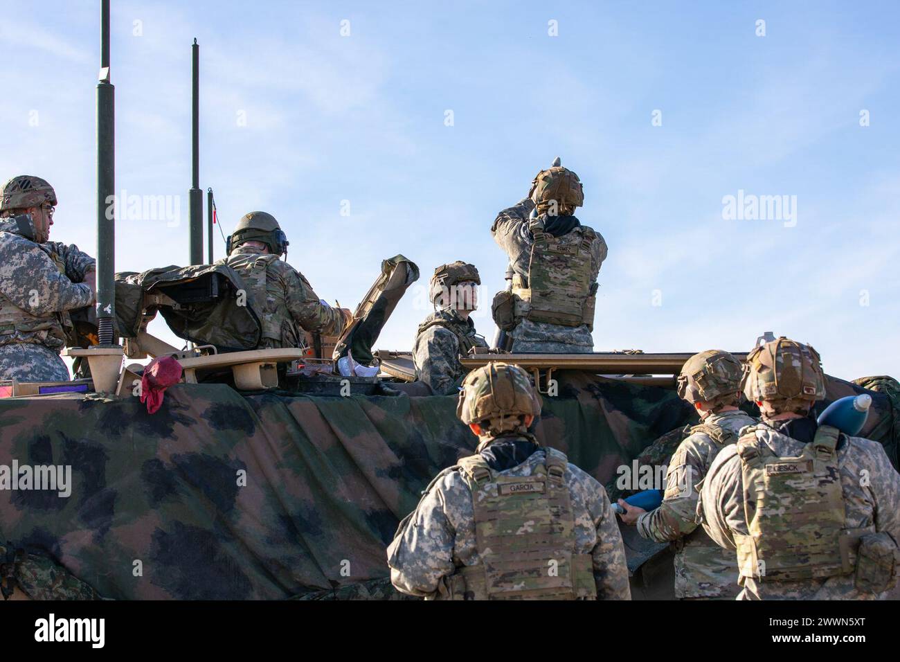 I soldati dell'esercito statunitense con il 6th Squadron, l'8th Cavalry Regiment, il 2nd Armored Brigade Combat Team, la 3rd Infantry Division, preparano i round di esercitazione per il fuoco dei mortai durante un'esercitazione combinata di armi Live-Fire a Trzebień, Polonia, 12 febbraio 2024. Questi soldati sono dispiegati come parte di una rotazione delle forze in Polonia per sostenere l'addestramento e le operazioni multinazionali e scoraggiare gli avversari nel teatro europeo. Esercito Foto Stock