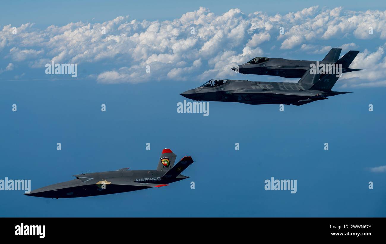 Un US Marine Corps XQ-58A Valkyrie, veicolo aereo senza equipaggio tattico altamente autonomo e a basso costo, conduce il suo secondo volo di prova con due aerei F-35A Lightning II della U.S. Air Force assegnati al 33rd Fighter Wing, 96th test Wing presso Eglin Air Force base, Flag., 23 febbraio 2023. Il volo di prova XQ-58A Valkyrie e i dati raccolti informano i futuri requisiti per il corpo dei Marines in un ambiente di sicurezza in rapida evoluzione, alimentando al contempo con successo opportunità congiunte di innovazione e sperimentazione. Aeronautica militare Foto Stock