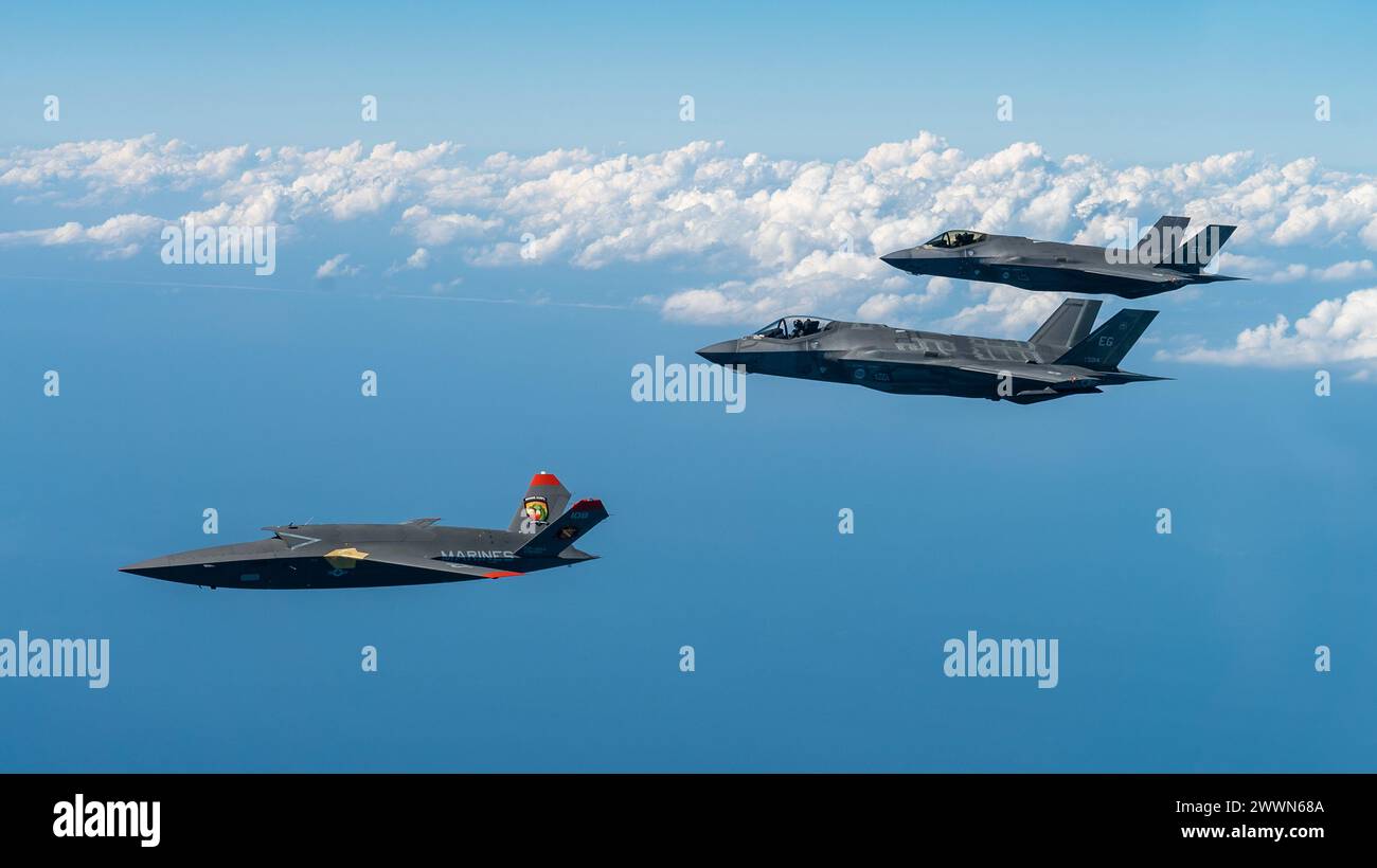 Un US Marine Corps XQ-58A Valkyrie, veicolo aereo senza equipaggio tattico altamente autonomo e a basso costo, conduce il suo secondo volo di prova con due aerei F-35A Lightning II della U.S. Air Force assegnati al 33rd Fighter Wing, 96th test Wing presso Eglin Air Force base, Flag., 23 febbraio 2023. Il volo di prova XQ-58A Valkyrie e i dati raccolti informano i futuri requisiti per il corpo dei Marines in un ambiente di sicurezza in rapida evoluzione, alimentando al contempo con successo opportunità congiunte di innovazione e sperimentazione. Aeronautica militare Foto Stock