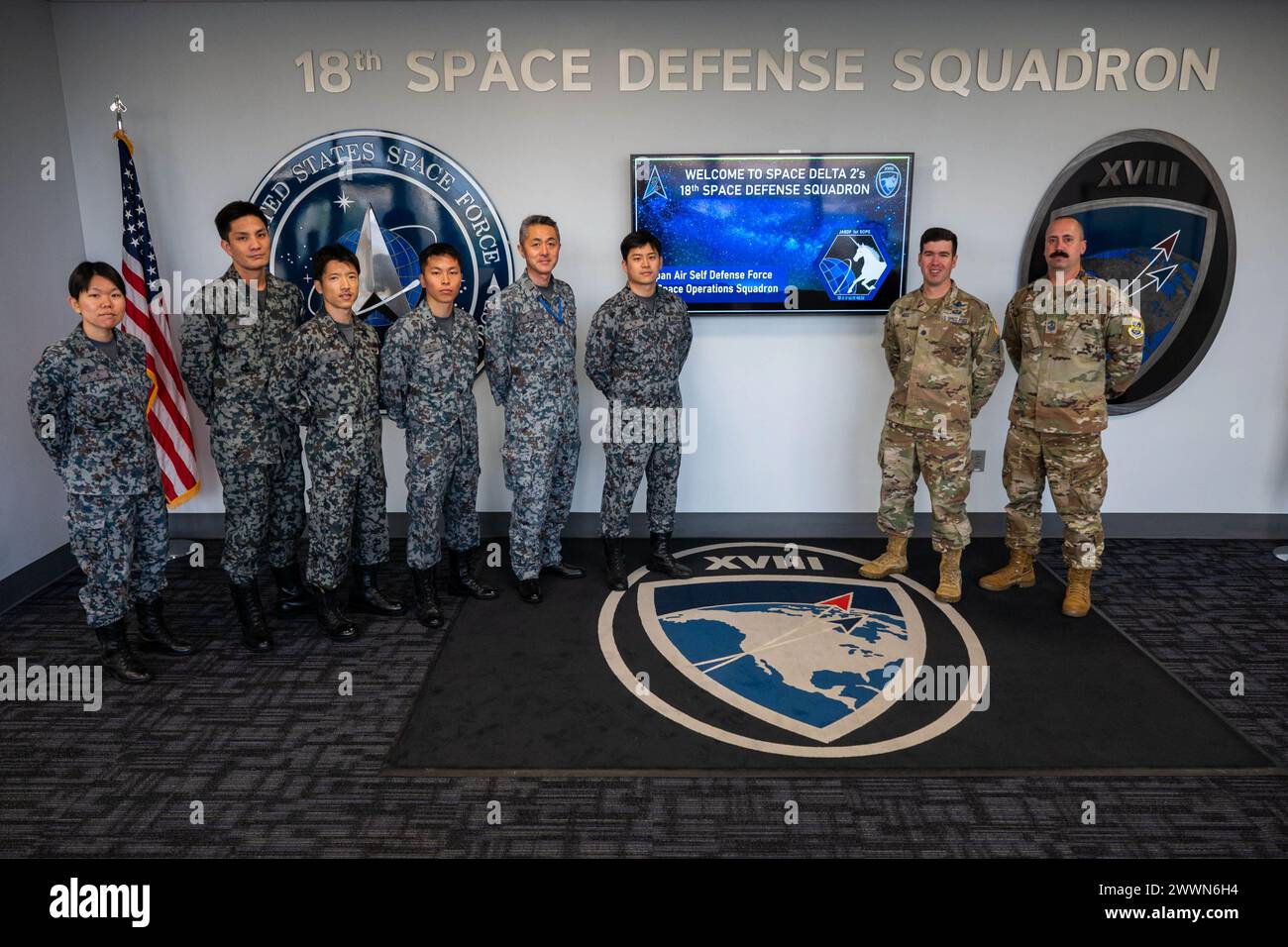 Operatori della forza di autodifesa aerea giapponese, Space Operations Group, 1st Space Operations Squadron pose con il tenente colonnello Jordan Mugg, comandante del 18th Space Defense Squadron), e il Senior Master Sgt. Bryan Vaughn, capo arruolato senior delle 18 SDS (estrema destra) durante un recente tour di Space Delta 2 – Space Domain Awareness and Space Battle Management's Units presso Vandenberg Space Force base, California, 1 febbraio 2024. Durante la visita in due parti, gli operatori di 1 SOP si sono recati alla Eglin Air Force base e alla Vandenberg SFB per continuare i colloqui sui dati sulla consapevolezza situazionale spaziale shari Foto Stock