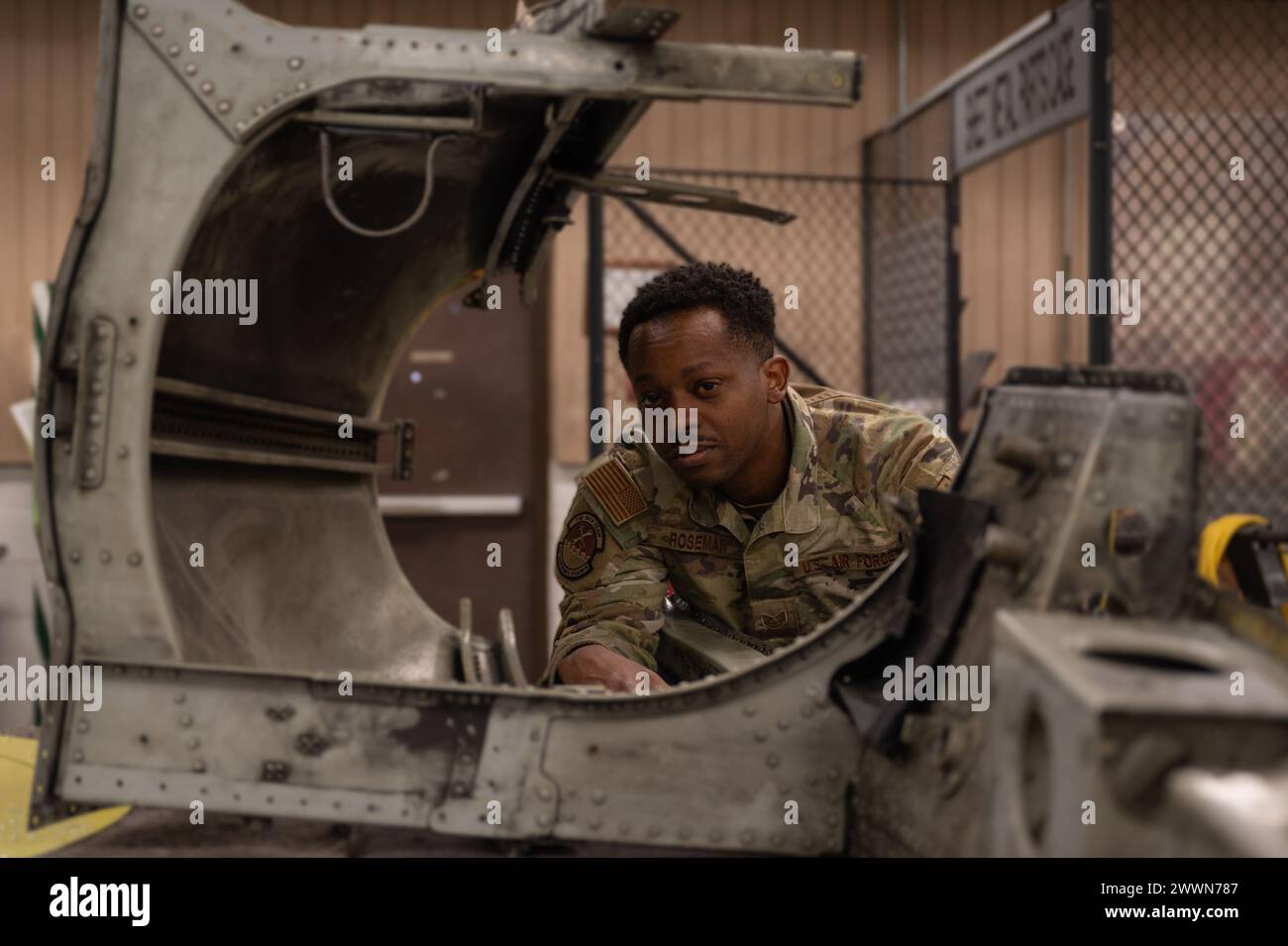 Alan Roseman, 51st Maintenance Squadron Aircraft Structural maintenance maintenance craftsman, posa per una foto alla Osan Air base, Repubblica di Corea, 8 febbraio 2024. La manutenzione strutturale degli aeromobili svolge un ruolo fondamentale nel preservare l’integrità strutturale dell’aeromobile incaricato di difendere Osan AB e il ROK, assicurandone la prontezza e l’efficacia operativa. Aeronautica militare Foto Stock