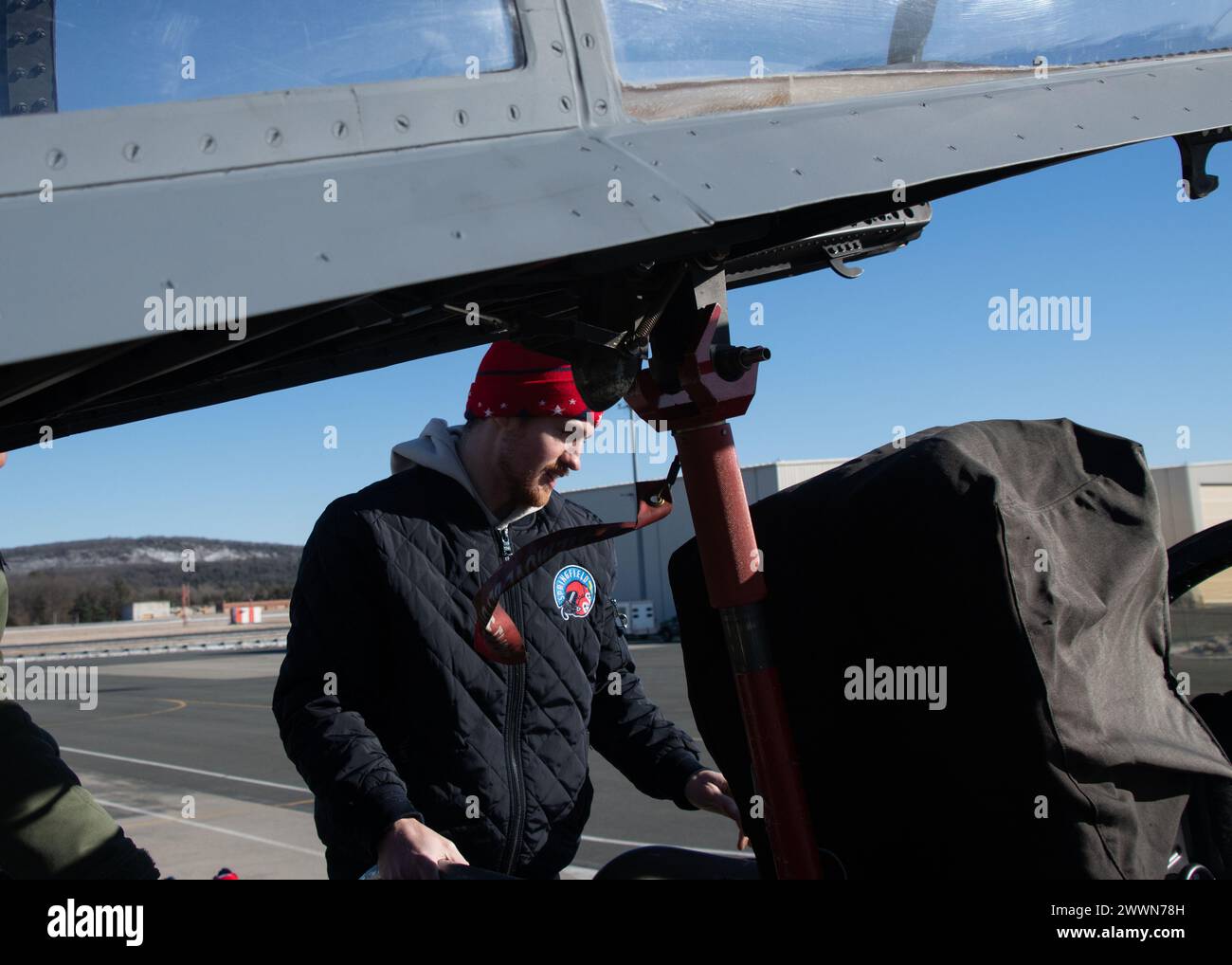 I giocatori della squadra di hockey degli Springfield Thunderbirds trascorsero il pomeriggio visitando il 104th Fighter Wing, 14 febbraio 2024, presso la Barnes Air National Guard base, Massachusetts. Durante il tour, i giocatori hanno visto decollare gli F-15 Eagles dello stormo, hanno appreso della missione dello stormo e hanno parlato con i piloti come parte dell'evento di sensibilizzazione della comunità. Air National Guard Foto Stock