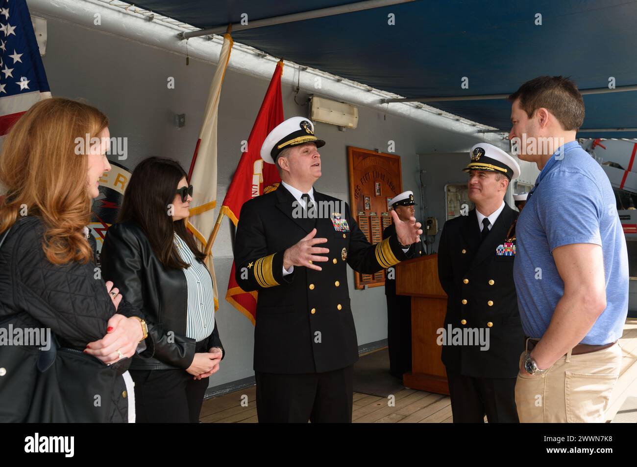 YOKOSUKA, Giappone (20 febbraio 2024) - Vice Adm. Fred Kacher, comandante, 7th Fleet, centro, dialoga con il deputato Seth Moulton, rappresentante del 6° distretto del Massachusetts, a destra, e la deputata Haley Stevens, rappresentante dell'11° distretto del Michigan, 2° da sinistra, e il capitano Nicholas DeLeo, ufficiale comandante, ammiraglia della U.S. 7th Fleet USS Blue Ridge (LCC 19), 2° da destra, durante una visita della delegazione del Congresso a bordo di Blue Ridge, 20 febbraio. Blue Ridge è la più antica nave operativa della Marina e, come nave di comando della 7th Fleet, lavora attivamente per promuovere le relazioni con alleati e partner Foto Stock