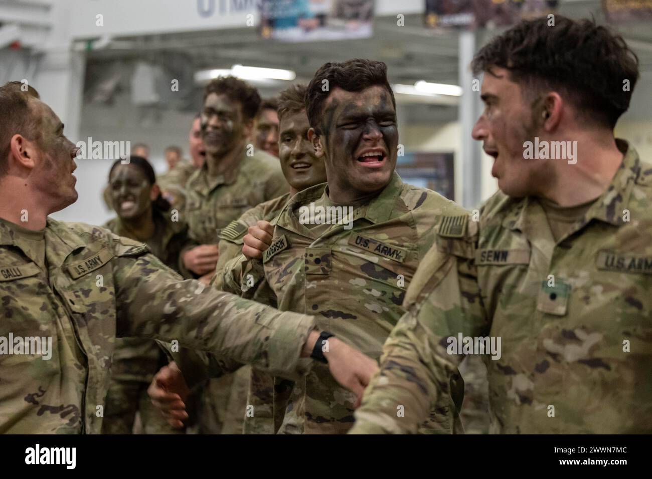 I cadetti dell'esercito della Oregon State University celebrano la loro vittoria durante l'evento Tug of War del 10 febbraio presso Joint base Lewis-McChord, Wa. L'evento di tiro alla fune fu l'evento finale della sfida e contribuì a determinare il vincitore della 8TH Brigade's Army ROTC Task Force North Ranger Challenge tenutasi dal 9 al 10 febbraio. I vincitori della Task Force North and South Ranger Challenges dell'8th Brigade rappresenteranno l'8th Brigade "Vikings" alla Sandhurst Military Skills Competition che si terrà presso l'Accademia militare degli Stati Uniti ad aprile. | Esercito degli Stati Uniti Foto Stock