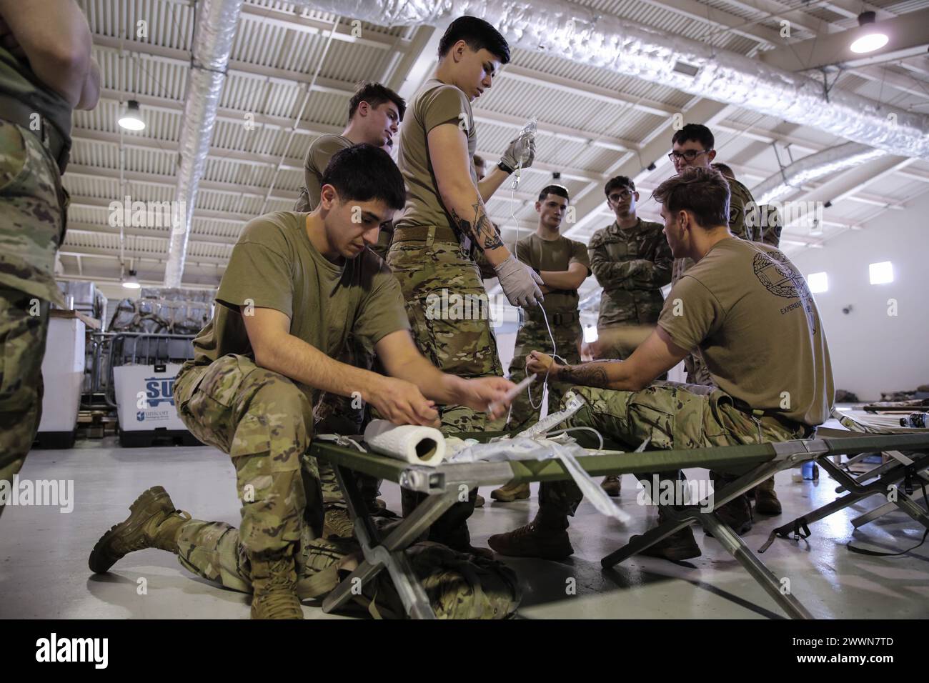 I paracadutisti dell'Esercito degli Stati Uniti assegnati all'Anvil Troop, 1st Squadron, 91st Cavalry Regiment, 173rd Airborne Brigade, partecipano a una classe di salvataggio durante l'addestramento della North and West Africa Response Force (NARF) presso Aviano Air base, Italia, 21 febbraio 2024. I membri del servizio degli Stati Uniti assegnati al NARF dello U.S. Africa Command forniscono capacità di risposta alle crisi e alle emergenze nell'Africa settentrionale e occidentale. Il NARF è di guardia e pronto a fornire al comandante del comando Africa degli Stati Uniti la capacità di rispondere rapidamente per proteggere il personale e gli interessi degli Stati Uniti nella regione. Il NARF è sotto il comando e il controllo di U Foto Stock