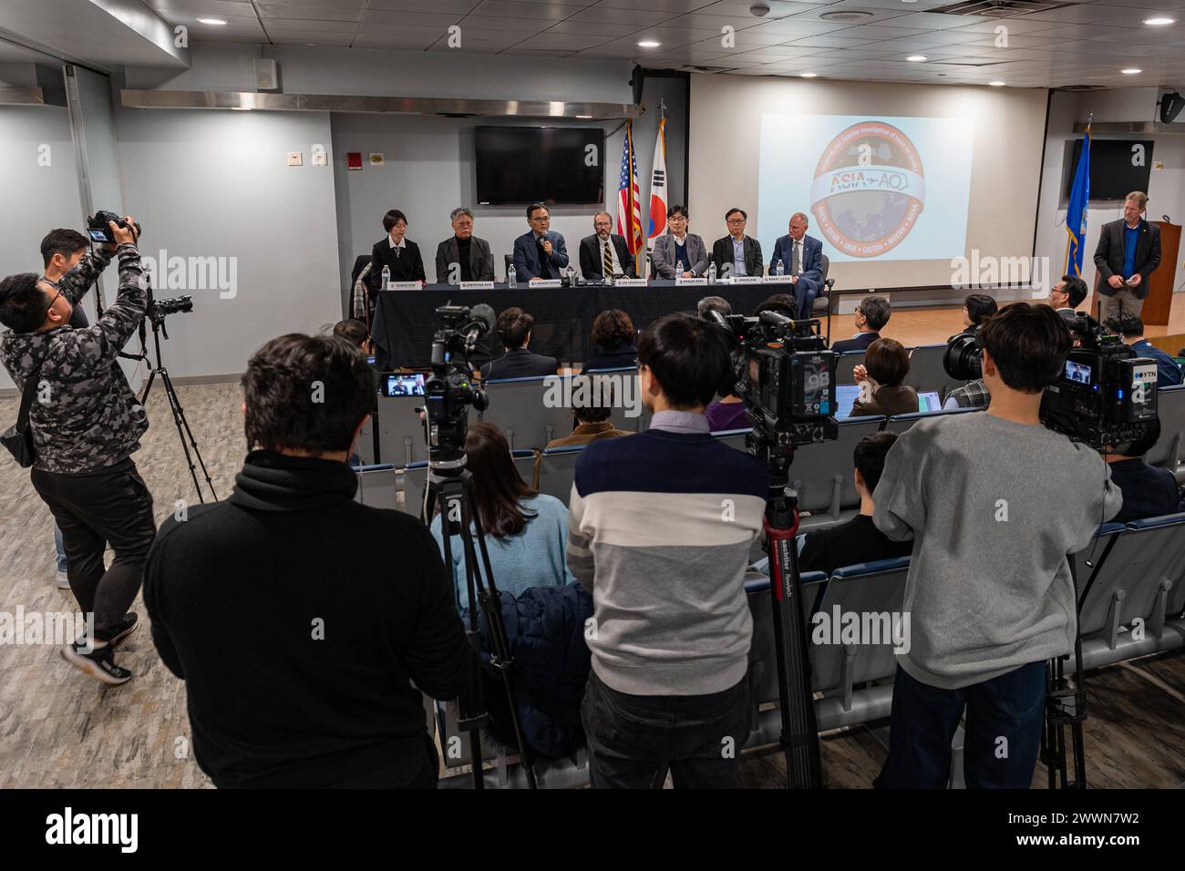 I membri della National Aeronautics and Space Administration e del National Institute of Environmental Research conducono un gruppo di domande e risposte durante l'indagine Airborne and satellite of Asian Air Quality, o ASIA-AQ, open House presso Osan Air base, Repubblica di Corea, 16 febbraio 2024. La NASA e la NIER, insieme ad altre agenzie internazionali, hanno condotto congiuntamente la missione ASIA-AQ, uno studio sul campo cooperativo internazionale progettato per affrontare le sfide locali in materia di qualità dell'aria. Aeronautica militare Foto Stock