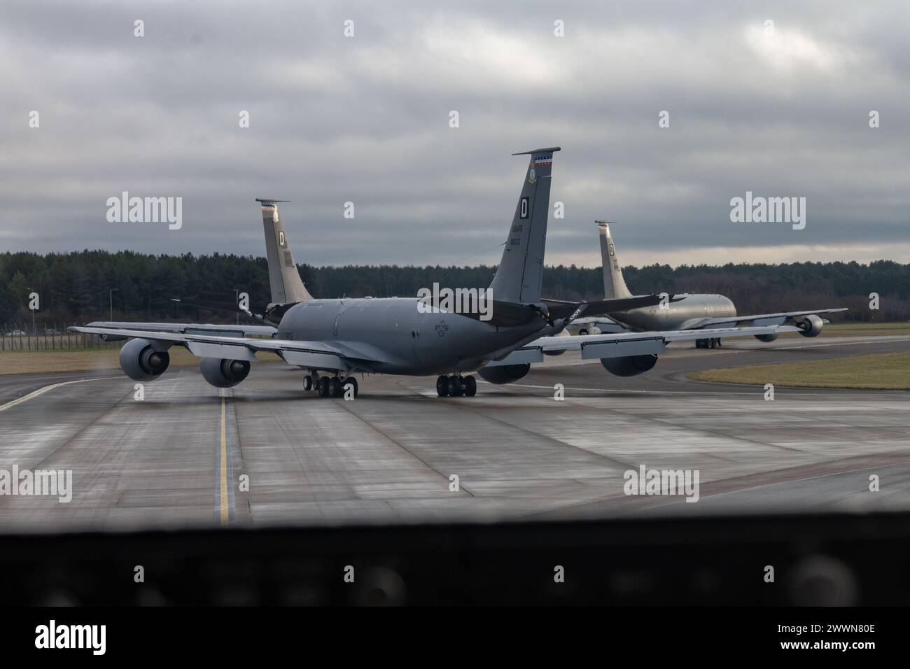 Tre Stratotanker della U.S. Air Force KC-135 del 100th Air Refueling Wing si preparano al decollo alla Royal Air Force Mildenhall, Inghilterra, 2 febbraio 2024. Cinque KC-135 del 100th ARW fornirono il supporto di rifornimento ai B-1 Lancers del 28th Bomb Wing, Ellsworth Air Force base, S.D., a sostegno degli attacchi aerei in Iraq e Siria contro i gruppi di milizie sostenuti dall'Iran. Air Force video di staff Sgt. Jesenia Landaverde) Foto Stock