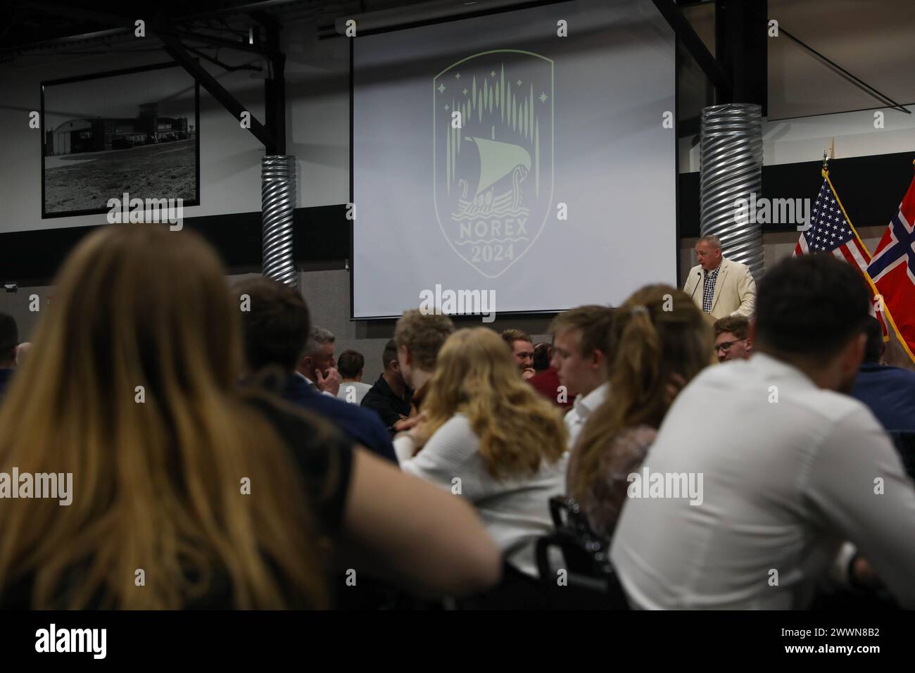 La Guardia Nazionale del Minnesota offre alla Guardia Nazionale norvegese un tradizionale pasto Minnesotan composto da una bistecca di 12 once, insalata e patate al forno, oltre a un evento culturale durante il 51° scambio di truppe reciproche norvegesi presso il Camp Ripley Training Center a Little Falls, Minnesota, il 5 febbraio 2024. Il pasto è stato cucinato e fornito servendo le nostre truppe che hanno fornito questo stesso pasto a famiglie e soldati militari dal 2004 (Minnesota Army National Guard Foto Stock