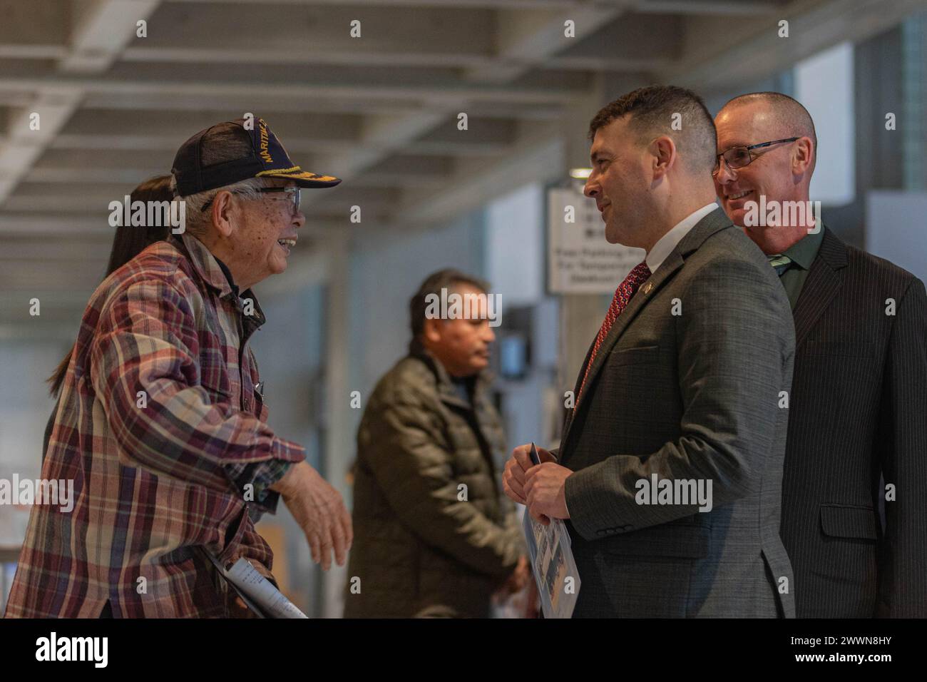 Colonnello Richard Rusnok, al centro a destra, l'ufficiale comandante della Marine Corps Air Station Iwakuni, dalla Pennsylvania, e il sergente maggiore Jody Armentrout, a destra, il sergente maggiore di MCAS Iwakuni, dal Texas, parla con un residente giapponese durante il concerto di amicizia USA-Giappone di Iwakuni 2024 alla Sinfonia Concert Hall, Iwakuni, Giappone, 24 febbraio 2024. Il Concerto per l'amicizia tra Stati Uniti e Giappone è un evento annuale ospitato dal Chugoku-Shikoku Defense Bureau che consente agli studenti di diverse culture di esibirsi e di avere l'opportunità di costruire una connessione attraverso la musica. Corpo dei Marine Foto Stock