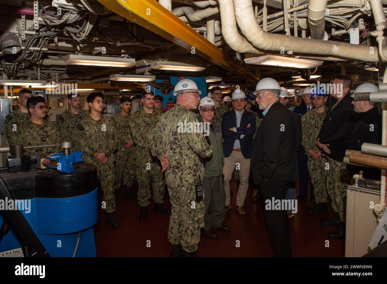 CMdR. Joseph Godwin, capo ingegnere, fornisce un breve resoconto nell'officina meccanica dell'unica portaerei della Marina degli Stati Uniti, la USS Ronald Reagan (CVN 76), al signor John Keast, direttore dello staff di minoranza, comitato delle forze armate del Senato, durante un tour mentre era in porto comandante, Fleet Activities Yokosuka, 16 febbraio. Ronald Reagan, l'ammiraglia del gruppo 5 di attacco delle portaerei, fornisce una forza pronta al combattimento che protegge e difende gli Stati Uniti e sostiene alleanze, partnership e interessi marittimi collettivi nella regione Indo-Pacifico. Foto Stock