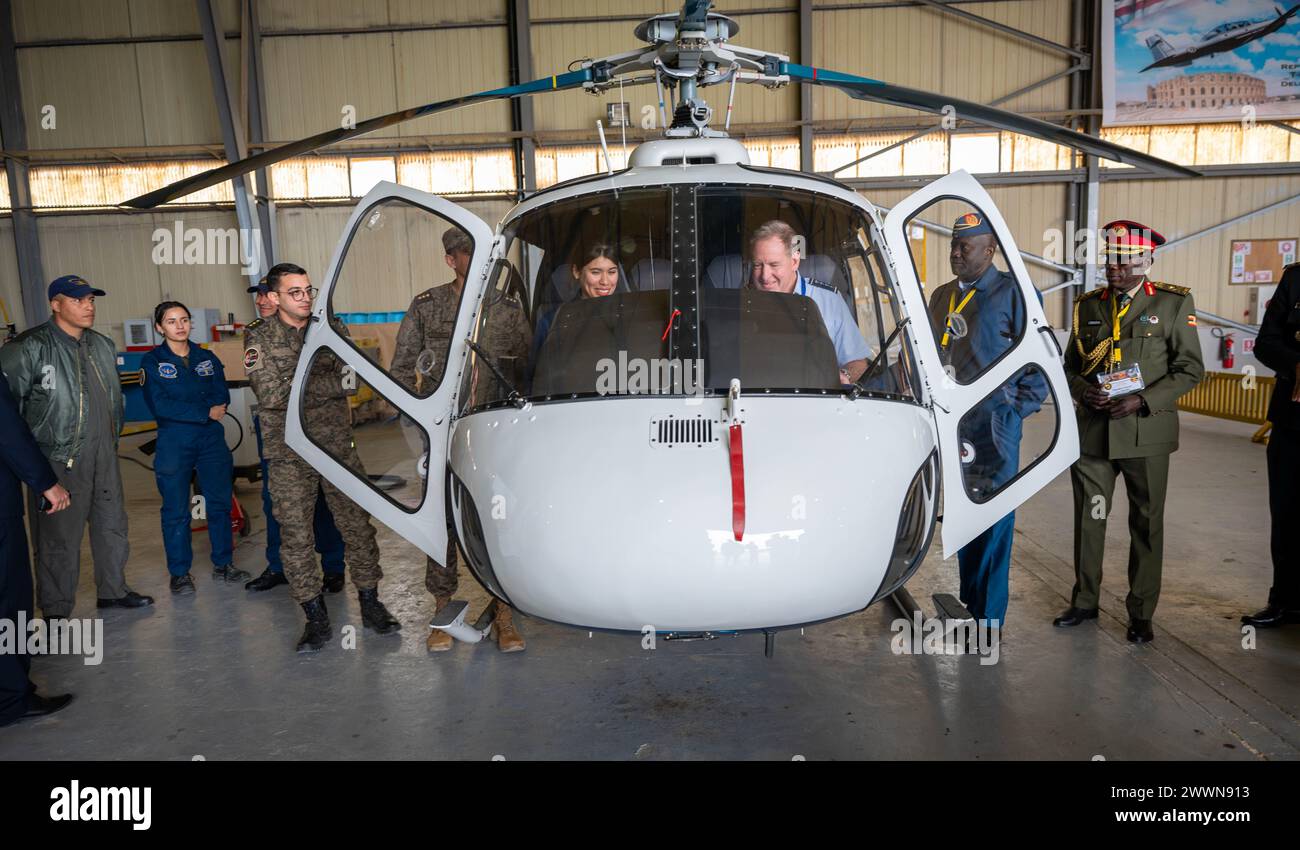 Un aviatore dell'aeronautica tunisina mostra il generale James B. Hecker, comandante delle forze aeree statunitensi in Europa e co-presidente dell'Associazione delle forze aeree africane, l'interno di un elicottero TAF AS350 presso Sfax Air base, Tunisia, 27 febbraio 2024. L'African Air Chiefs Symposium, ospitato dall'Aeronautica tunisina e dalle forze aeree americane Africa, ha riunito 37 nazioni africane per identificare le sfide chiave che si trovano ad affrontare i capi aerei africani, rafforzare le reti di partner e discutere il trasporto aereo strategico sul continente. Aeronautica militare Foto Stock