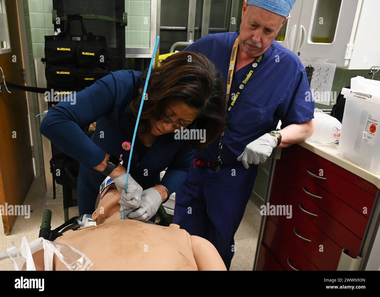 Il Kimbrough Ambulatory Care Center Anesthesia Care Team ha simulato vari metodi per eseguire una cricothyrotomia di emergenza, Fort Meade, Maryland, 5 febbraio, per convalidare le competenze dei fornitori e aggiornare le credenziali. La cicotirotirotiroinroide è un'incisione effettuata attraverso la pelle e la membrana della cicotiroide per stabilire una via respiratoria brevettata in determinate situazioni potenzialmente letali, come l'ostruzione delle vie aeree da parte di un corpo estraneo, l'angioedema o un grave trauma facciale. Agenzia per la salute della difesa Foto Stock