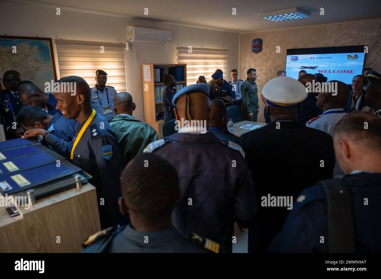 I capi aerei africani e i rappresentanti senior si riuniscono nella sala riunioni della 14th Air Unit School sulla Sfax Air base, Tunisia, 27 febbraio 2024. La visita alla base è stata resa possibile dall'Aeronautica tunisina durante il 13° Simposio sui capi aerei africani. L'AACS fornisce una piattaforma per discutere interessi comuni nel continente e promuovere la cooperazione tra i capi aerei africani nella pianificazione strategica. Aeronautica militare Foto Stock