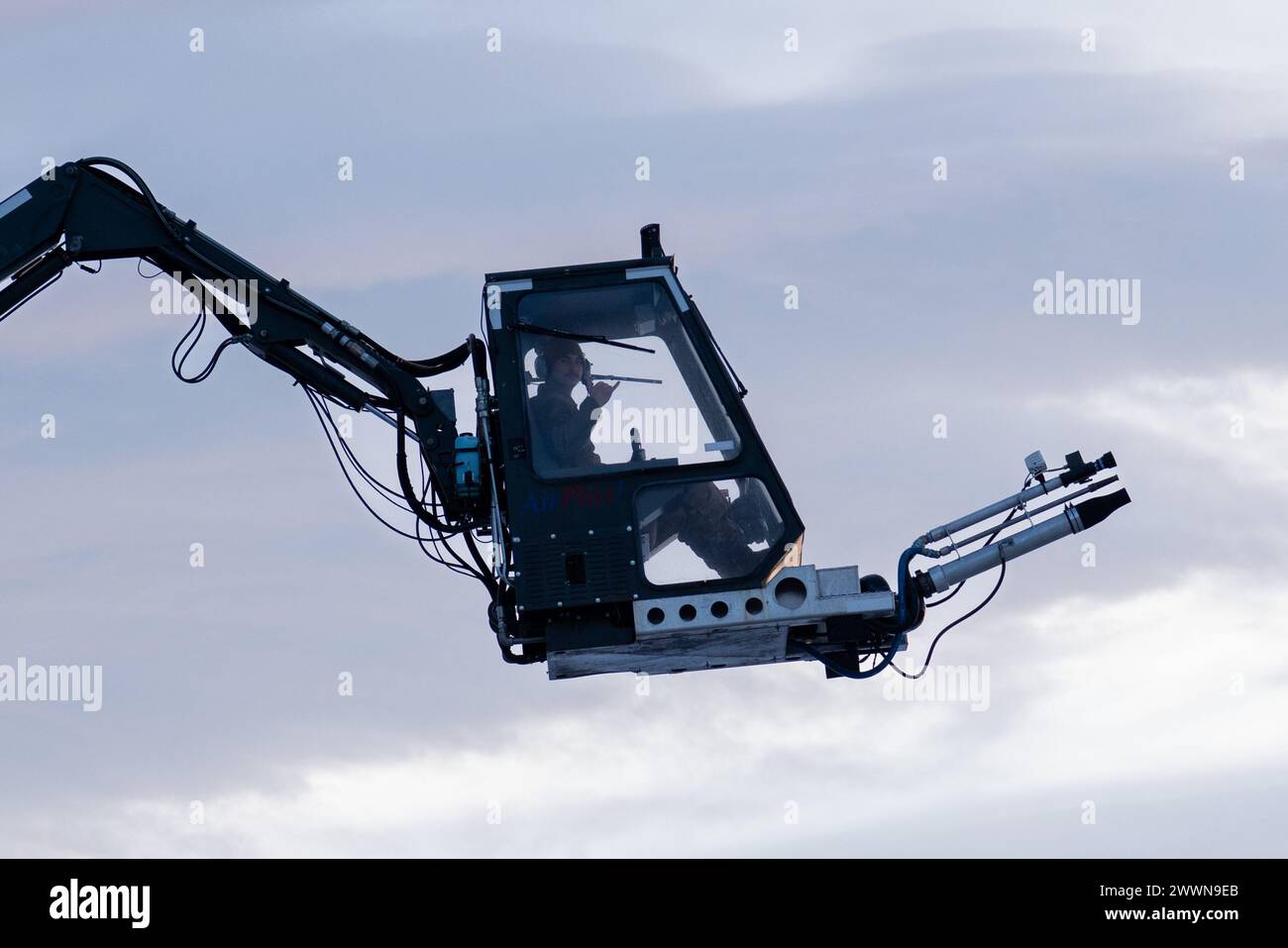 Il Senior Airman Owen Johnson, un capo dell'equipaggio assegnato al 703rd Aircraft Maintenance Squadron, gestisce il cestino di un camion deicing GL-1800 presso Joint base Elmendorf-Richardson 13 febbraio 2024. Durante i duri mesi invernali dell'Alaska, la missione della sezione di sghiacciamento del 3rd Maintenance Squadron è quella di mettere in sicurezza gli aerei nel cielo. Aeronautica militare Foto Stock