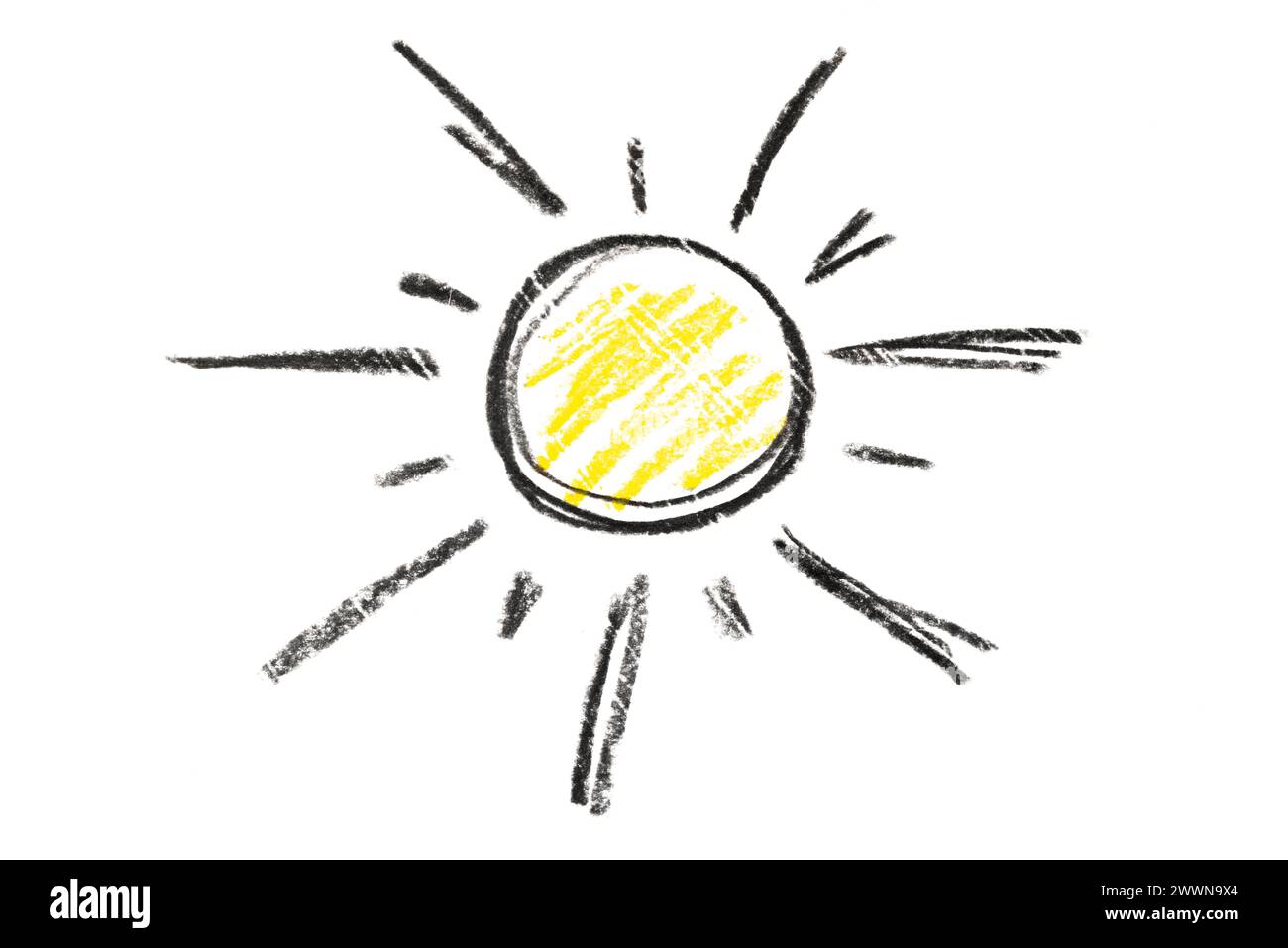 Un vivace disegno del sole, raffigurato in una matita nera e gialla isolata su uno sfondo bianco. Perfetto per aggiungere un tocco di allegria a qualsiasi progetto di design. Foto Stock