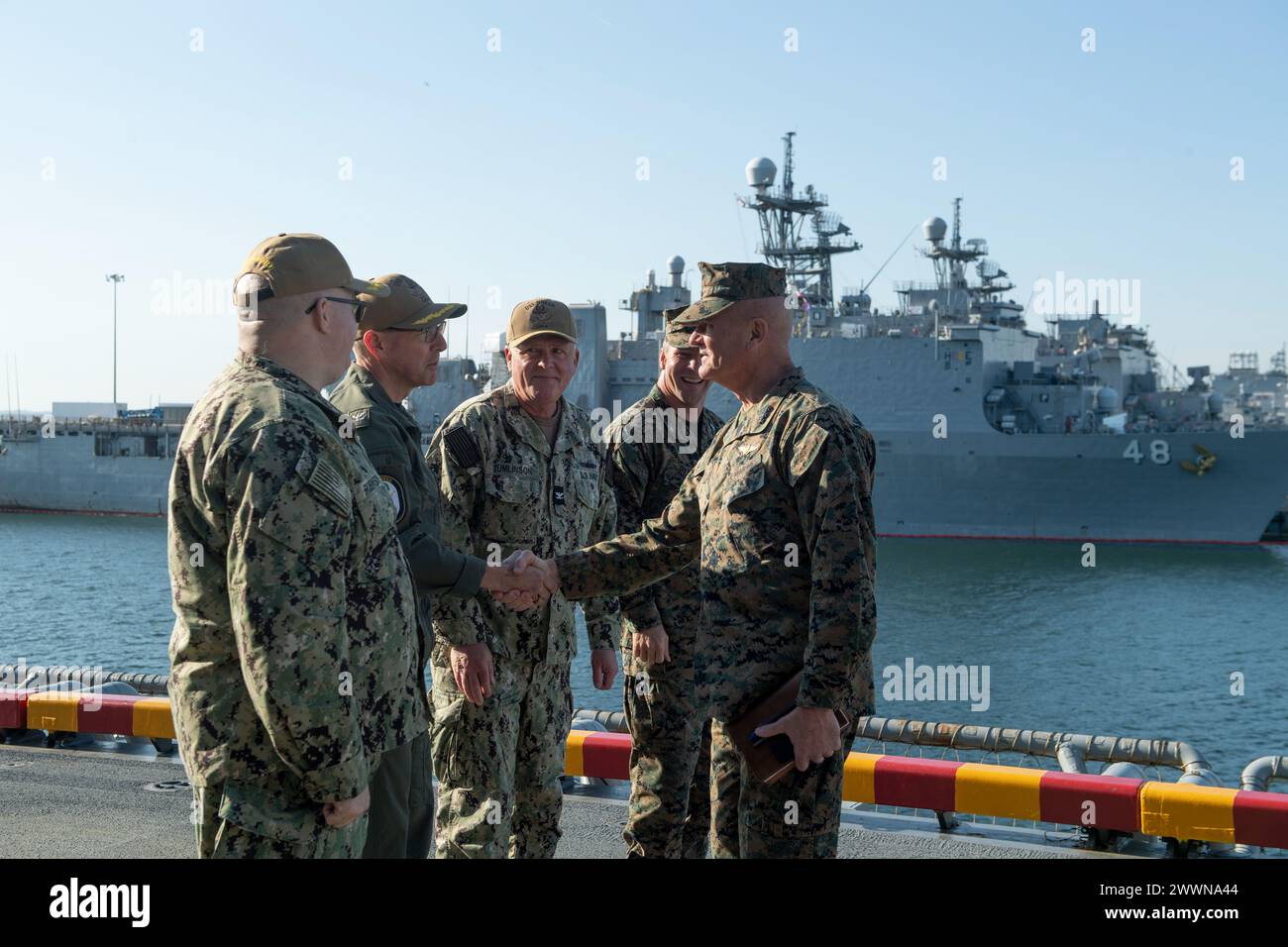 Il tenente generale Karsten S. Heckl, comandante generale, Marine Corps Combat Development Command; vice comandante per l'integrazione dello sviluppo del combattimento, è accolto dal capitano Brian Homes, comandante ufficiale USS Boxer (LHD 4) mentre arriva per un tour a bordo della nave, il 13 febbraio. Boxer è una nave d'assalto anfibia della classe Wasp portata a San Diego. ( Foto Stock