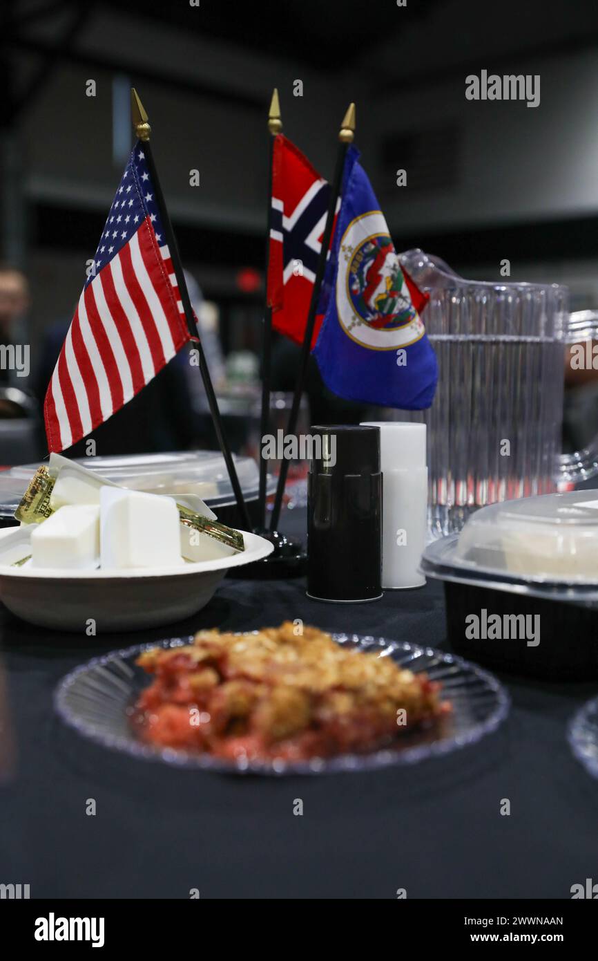 La Guardia Nazionale del Minnesota offre alla Guardia Nazionale norvegese un tradizionale pasto Minnesotan composto da una bistecca di 12 once, insalata e patate al forno, oltre a un evento culturale durante il 51° scambio di truppe reciproche norvegesi presso il Camp Ripley Training Center a Little Falls, Minnesota, il 5 febbraio 2024. Il pasto è stato cucinato e fornito servendo le nostre truppe che hanno fornito questo stesso pasto a famiglie e soldati militari dal 2004 (Minnesota Army National Guard Foto Stock