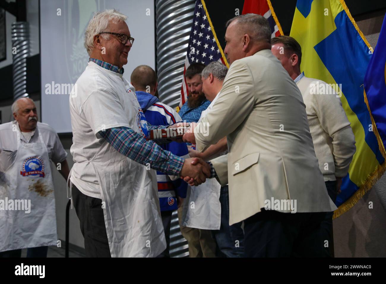 La Guardia Nazionale del Minnesota offre alla Guardia Nazionale norvegese un tradizionale pasto Minnesotan composto da una bistecca di 12 once, insalata e patate al forno, oltre a un evento culturale durante il 51° scambio di truppe reciproche norvegesi presso il Camp Ripley Training Center a Little Falls, Minnesota, il 5 febbraio 2024. Il pasto è stato cucinato e fornito servendo le nostre truppe che hanno fornito questo stesso pasto a famiglie e soldati militari dal 2004 (Minnesota Army National Guard Foto Stock
