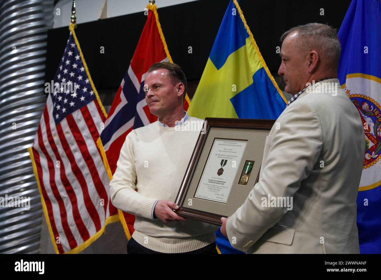 La Guardia Nazionale del Minnesota offre alla Guardia Nazionale norvegese un tradizionale pasto Minnesotan composto da una bistecca di 12 once, insalata e patate al forno, oltre a un evento culturale durante il 51° scambio di truppe reciproche norvegesi presso il Camp Ripley Training Center a Little Falls, Minnesota, il 5 febbraio 2024. Il pasto è stato cucinato e fornito servendo le nostre truppe che hanno fornito questo stesso pasto a famiglie e soldati militari dal 2004 (Minnesota Army National Guard Foto Stock