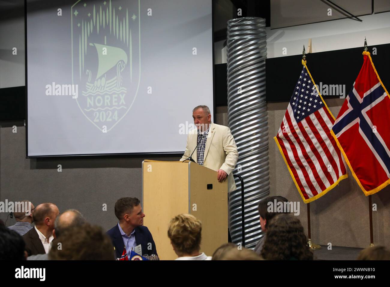 La Guardia Nazionale del Minnesota offre alla Guardia Nazionale norvegese un tradizionale pasto Minnesotan composto da una bistecca di 12 once, insalata e patate al forno, oltre a un evento culturale durante il 51° scambio di truppe reciproche norvegesi presso il Camp Ripley Training Center a Little Falls, Minnesota, il 5 febbraio 2024. Il pasto è stato cucinato e fornito servendo le nostre truppe che hanno fornito questo stesso pasto a famiglie e soldati militari dal 2004 (Minnesota Army National Guard Foto Stock