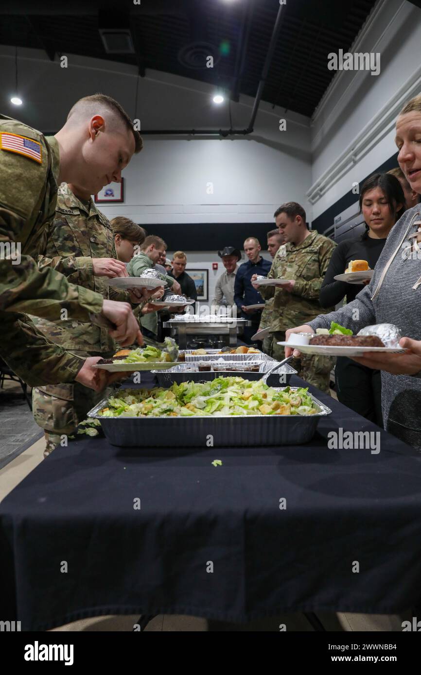 La Guardia Nazionale del Minnesota offre alla Guardia Nazionale norvegese un tradizionale pasto Minnesotan composto da una bistecca di 12 once, insalata e patate al forno, oltre a un evento culturale durante il 51° scambio di truppe reciproche norvegesi presso il Camp Ripley Training Center a Little Falls, Minnesota, il 5 febbraio 2024. Il pasto è stato cucinato e fornito servendo le nostre truppe che hanno fornito questo stesso pasto a famiglie e soldati militari dal 2004 (Minnesota Army National Guard Foto Stock
