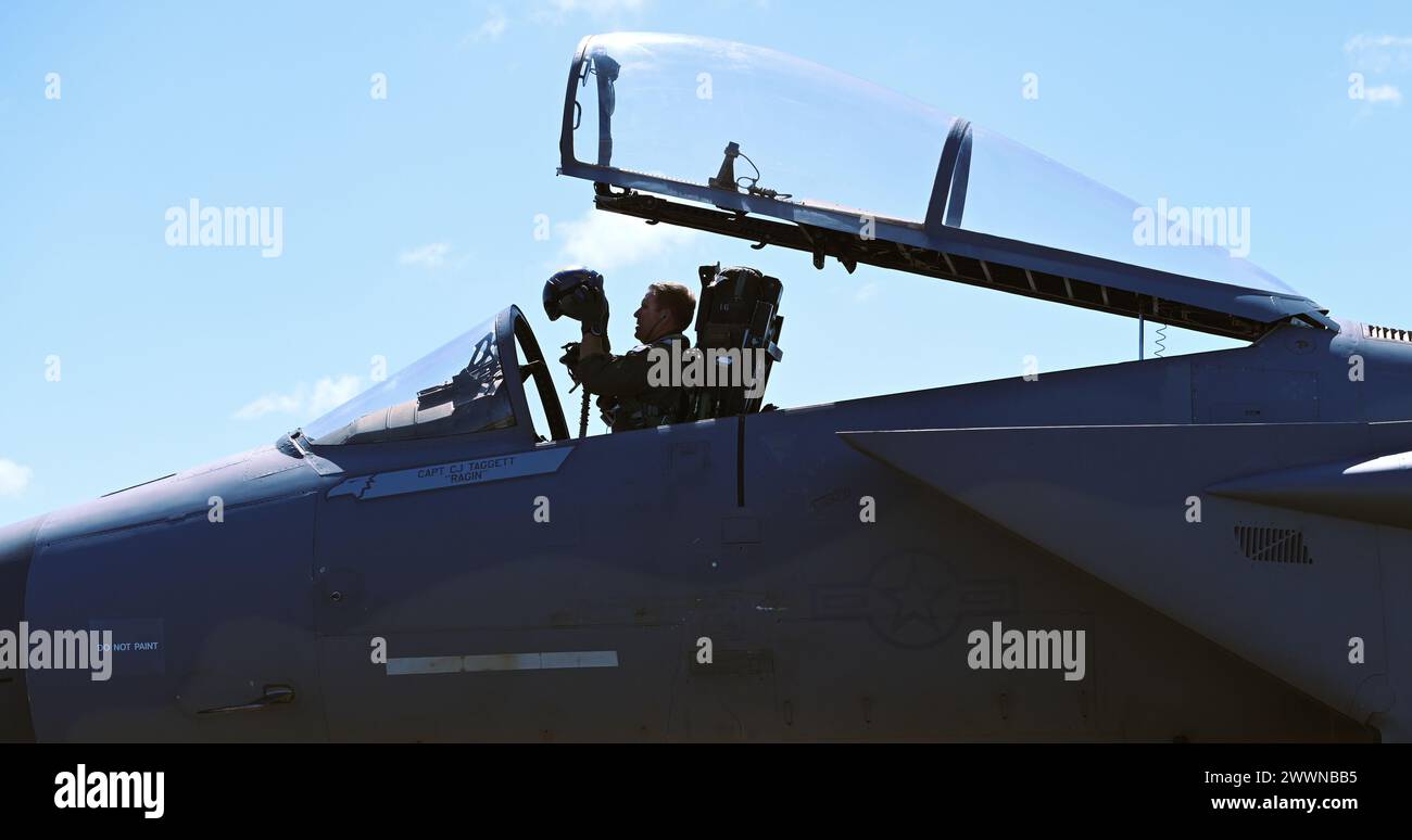 Il colonnello David Anderson della Louisiana Air National Guard, comandante del 159th Fighter Wing, si prepara per un volo durante il Cope North 24 presso Andersen Air base, Guam, 20 febbraio 2024. Il pilota di F-15C Eagle pilotò un aereo della California Air National Guard mantenuto da un 144th Fighter Wing Crew Chief per una missione Cope North 24 che rafforza le tattiche aeree e le capacità delle nazioni alleate e partner che partecipano all'esercitazione multinazionale. Air Force Master sergente Natasha Stannard/rilasciato) Foto Stock