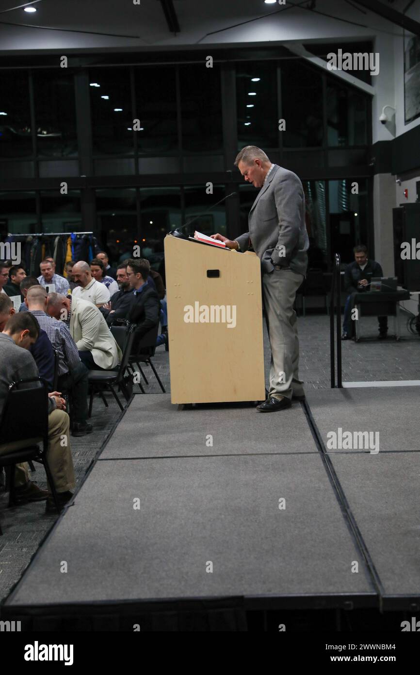 La Guardia Nazionale del Minnesota offre alla Guardia Nazionale norvegese un tradizionale pasto Minnesotan composto da una bistecca di 12 once, insalata e patate al forno, oltre a un evento culturale durante il 51° scambio di truppe reciproche norvegesi presso il Camp Ripley Training Center a Little Falls, Minnesota, il 5 febbraio 2024. Il pasto è stato cucinato e fornito servendo le nostre truppe che hanno fornito questo stesso pasto a famiglie e soldati militari dal 2004 (Minnesota Army National Guard Foto Stock