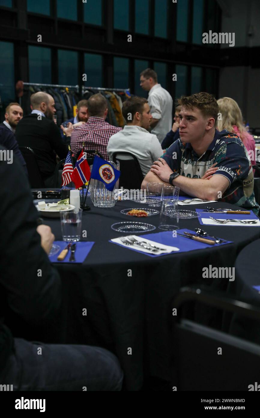 La Guardia Nazionale del Minnesota offre alla Guardia Nazionale norvegese un tradizionale pasto Minnesotan composto da una bistecca di 12 once, insalata e patate al forno, oltre a un evento culturale durante il 51° scambio di truppe reciproche norvegesi presso il Camp Ripley Training Center a Little Falls, Minnesota, il 5 febbraio 2024. Il pasto è stato cucinato e fornito servendo le nostre truppe che hanno fornito questo stesso pasto a famiglie e soldati militari dal 2004 (Minnesota Army National Guard Foto Stock