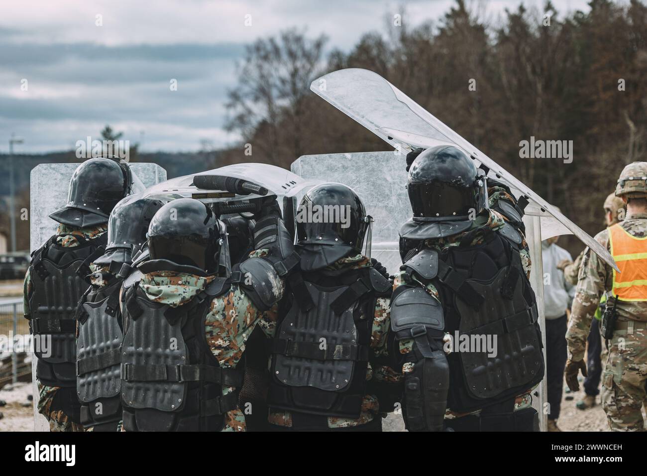 I soldati albanesi conducono l'addestramento per il controllo della folla durante l'esercitazione KFOR 33 presso il Joint Multinational Readiness Center (JMRC) presso l'Hohenfels Training area, Germania, 5 febbraio 2024. Il JMRC forma leader, personale, unità fino ai team di combattimento di Brigata e partner multinazionali per dominare nella conduzione delle operazioni terrestri unificate in tutto il mondo, ora e in futuro. Esercito Foto Stock