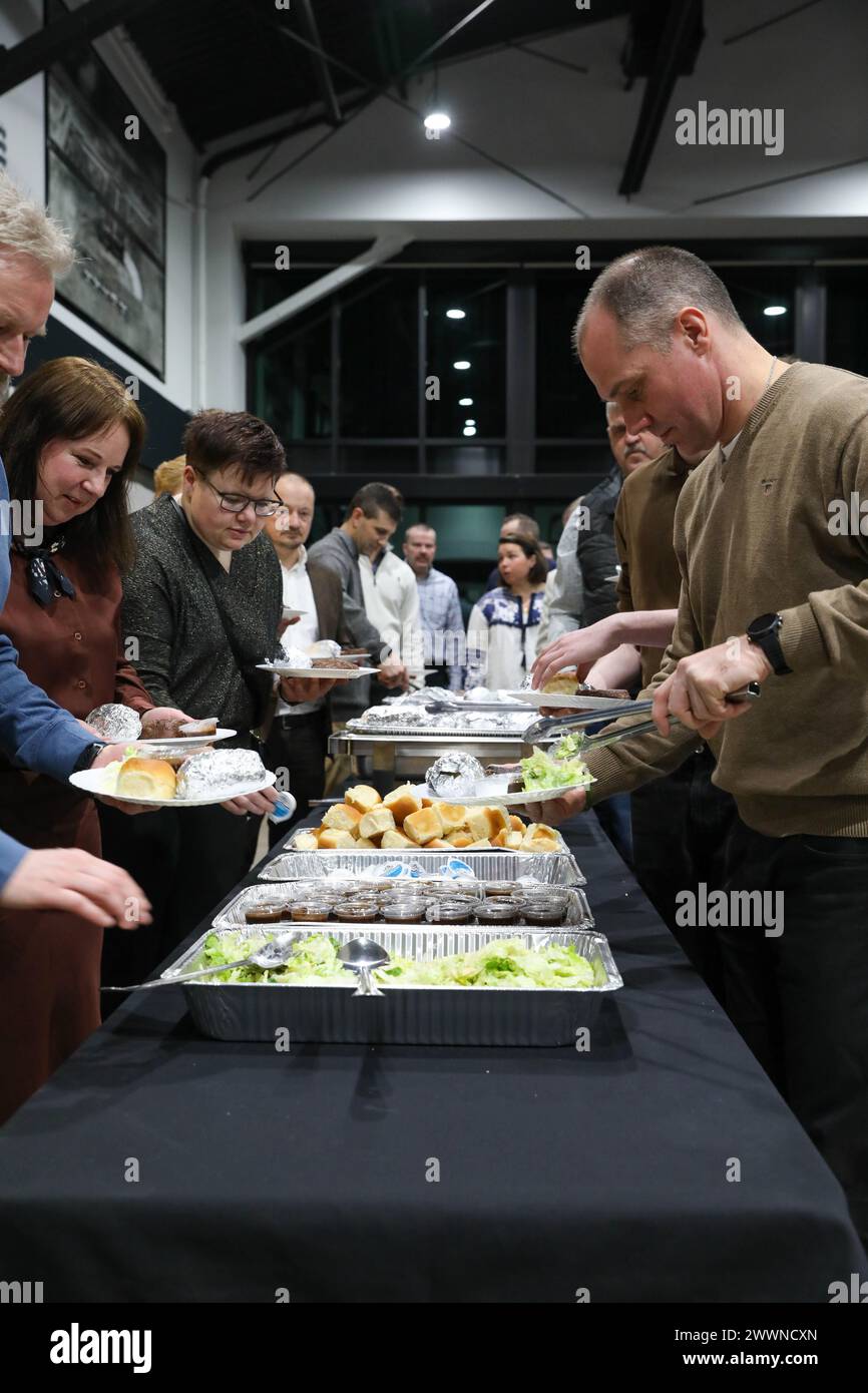 La Guardia Nazionale del Minnesota offre alla Guardia Nazionale norvegese un tradizionale pasto Minnesotan composto da una bistecca di 12 once, insalata e patate al forno, oltre a un evento culturale durante il 51° scambio di truppe reciproche norvegesi presso il Camp Ripley Training Center a Little Falls, Minnesota, il 5 febbraio 2024. Il pasto è stato cucinato e fornito servendo le nostre truppe che hanno fornito questo stesso pasto a famiglie e soldati militari dal 2004 (Minnesota Army National Guard Foto Stock