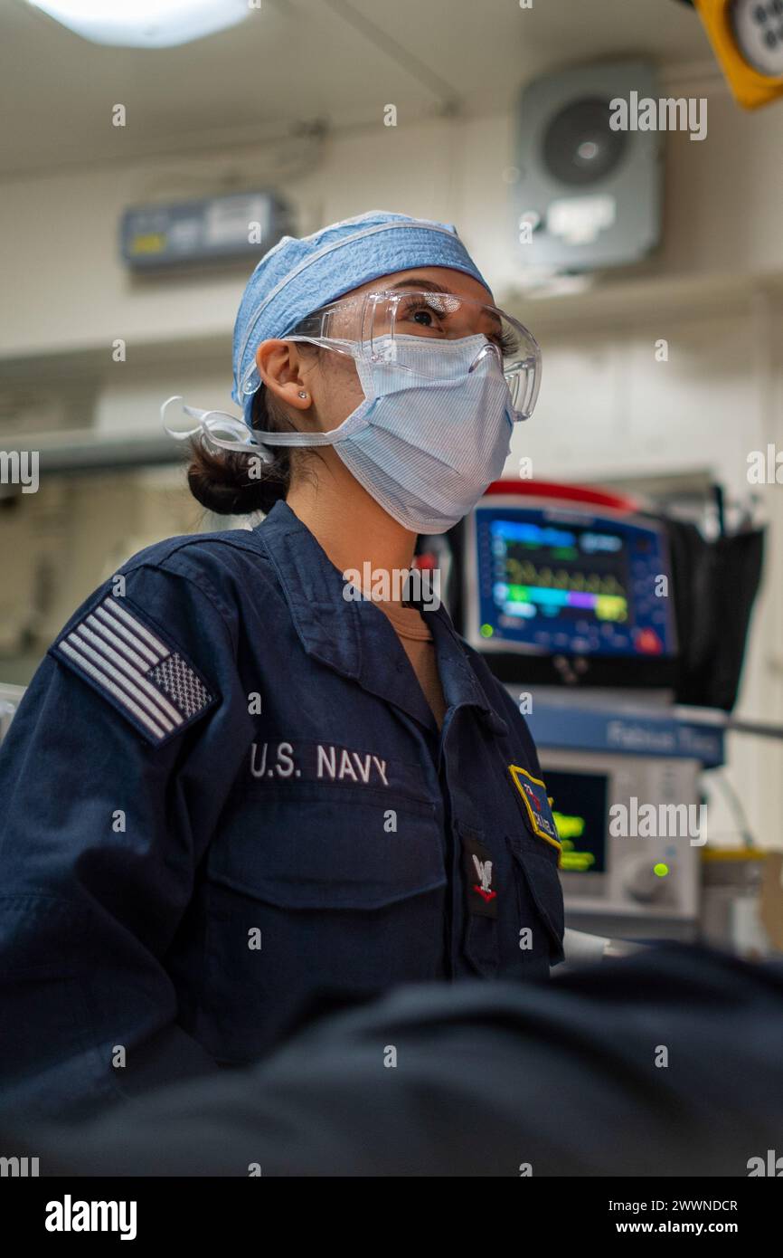 Hospital Corpsman 3rd Class Chanel Bulliman, di Page, Arizona, assegnato al dipartimento medico, partecipa ad un'esercitazione di massa per vittime a bordo della portaerei classe Nimitz USS George Washington (CVN 73) mentre è in corso nell'Oceano Atlantico, 19 febbraio 2024. George Washington sta conducendo corsi personalizzati di formazione sulla disponibilità e sul problema di valutazione finale (TSTA/FEP). TSTA/FEP prepara la nave e l’equipaggio per la piena integrazione in un gruppo di sciopero dei vettori attraverso un’ampia gamma di operazioni mission critical. Marina Foto Stock