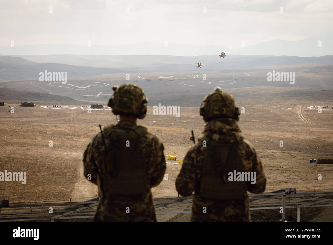 I membri del servizio delle forze di difesa turche guardano i T-129 Helicopters turchi nell'ultimo giorno di esercitazione Dynamic Front 24 presso Polatlı Training area, Türkiye, 19 febbraio 2024. Exercise Dynamic Front 24 è un'esercitazione incentrata sui fuochi condotta dal 56° comando di artiglieria in Germania e Türkiye. I soldati di artiglieria si addestrano in un ambiente combinato, concentrandosi sull'interoperabilità del fuoco, il comando e il controllo tra unità multinazionali e utilizzando i sistemi di protocollo delle attività di cooperazione dei sistemi di artiglieria. Riserva dell'esercito Foto Stock