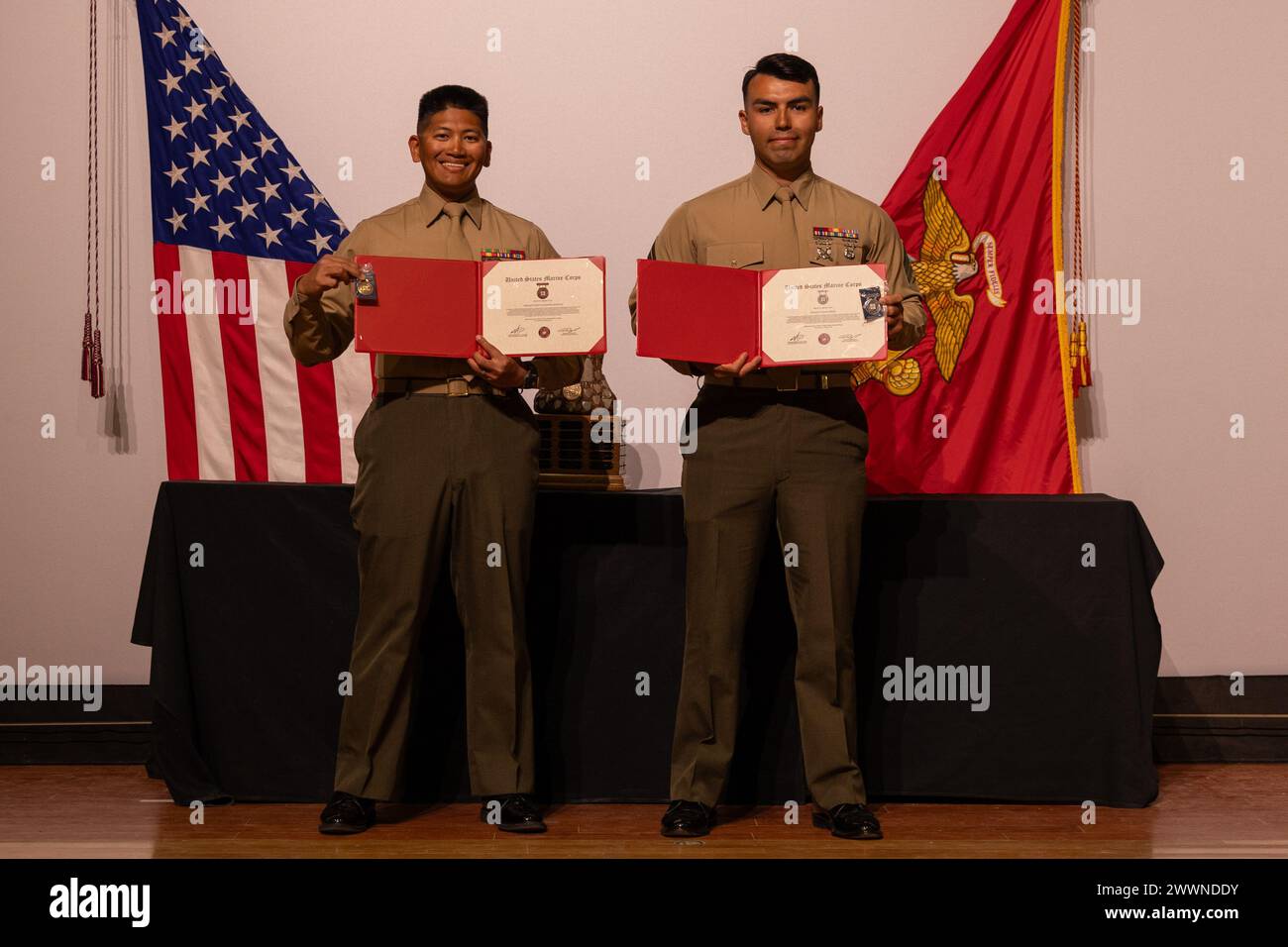 NOI. Robin Alejandro Mendoza, a sinistra, capo istruttore di addestramento al combattimento, con Weapons and Field Training Battalion e sergente Ceaser Verdin, istruttore di addestramento al combattimento con Support Training Battalion, Marine Corps Recruit Depot San Diego, mettiti in posa con i certificati e le medaglie guadagnati al Marine Corps marksmanship Competition West presso la base dei Marine Camp Pendleton, California, 23 febbraio 2024. Mendoza, nativo di Auburn, Washington, e Verdin, nativo di Pomona, California, sono membri della squadra di tiro di Edson Range. Il MCMC West si è tenuto in collaborazione con se Foto Stock
