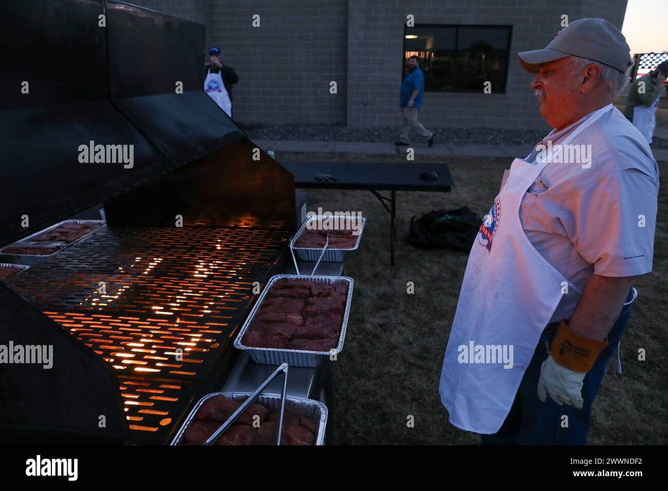 La Guardia Nazionale del Minnesota offre alla Guardia Nazionale norvegese un tradizionale pasto Minnesotan composto da una bistecca di 12 once, insalata e patate al forno, oltre a un evento culturale durante il 51° scambio di truppe reciproche norvegesi presso il Camp Ripley Training Center a Little Falls, Minnesota, il 5 febbraio 2024. Il pasto è stato cucinato e fornito servendo le nostre truppe che hanno fornito questo stesso pasto a famiglie e soldati militari dal 2004 (Minnesota Army National Guard Foto Stock